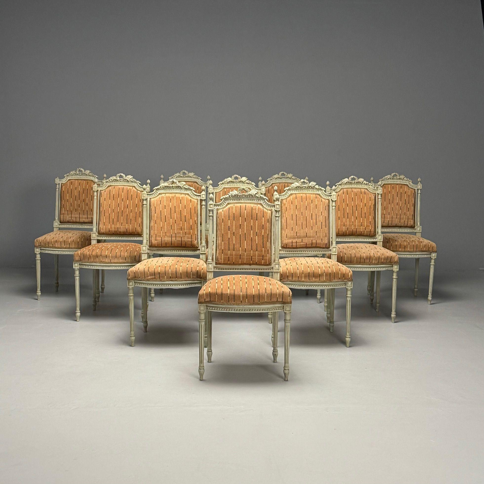 Stile svedese Luigi XVI, dieci sedie da pranzo, vernice grigia, legno intagliato, tessuto a righe, 20° C.

Queste dieci sedie da pranzo e laterali svedesi in stile Luigi XVI sono di ottima fattura e presentano cornici intagliate dipinte che ne