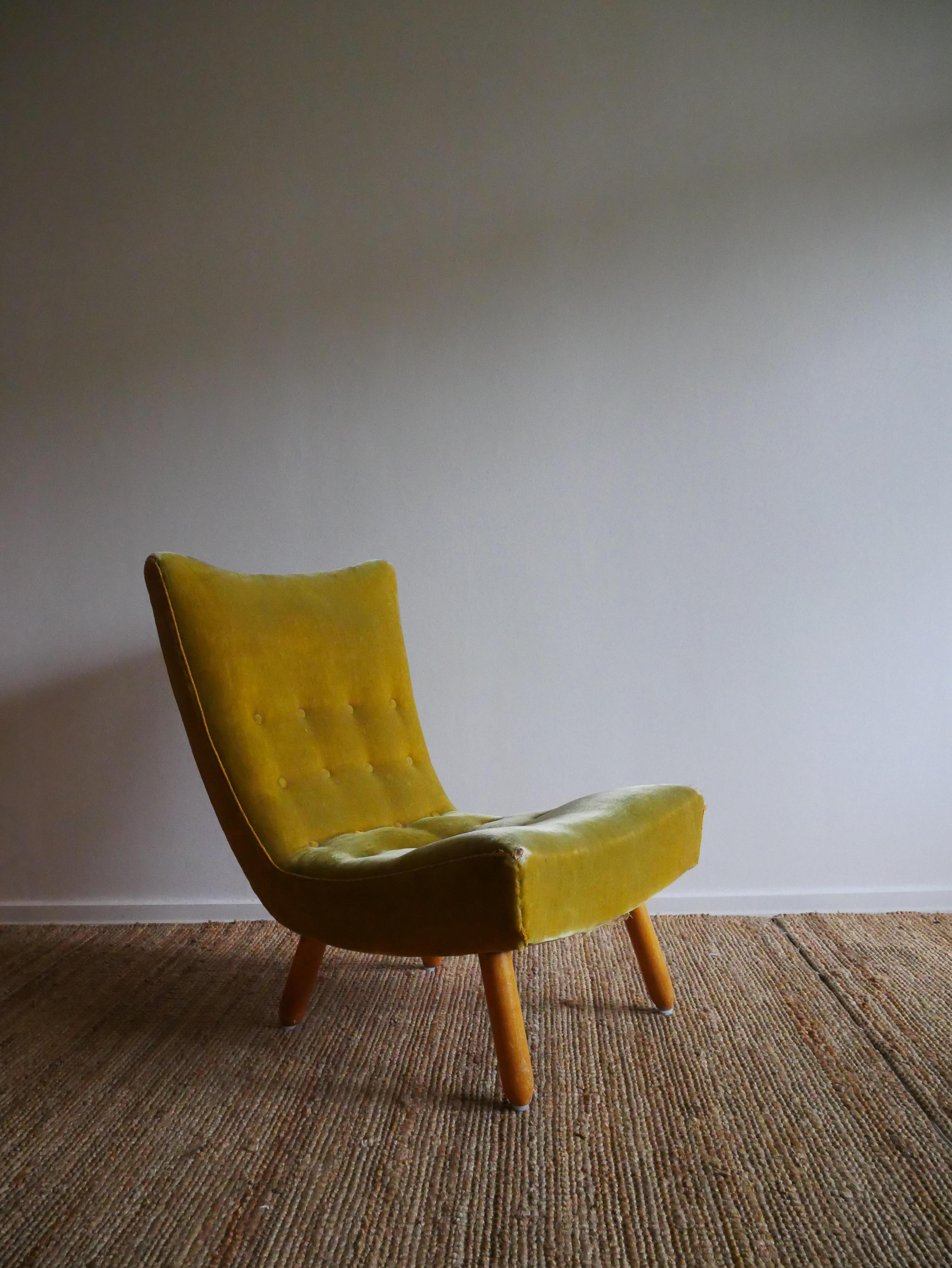 Chaise longue suédoise
Fabriqué dans les années 1940-50

Belle forme et caractère,
semblable à la chaise en forme de palourde fabriquée par Arnold Madsen

Hauteur : 82 cm
Largeur : 57 cm
Profondeur : 50 cm
Hauteur du siège : 39 cm