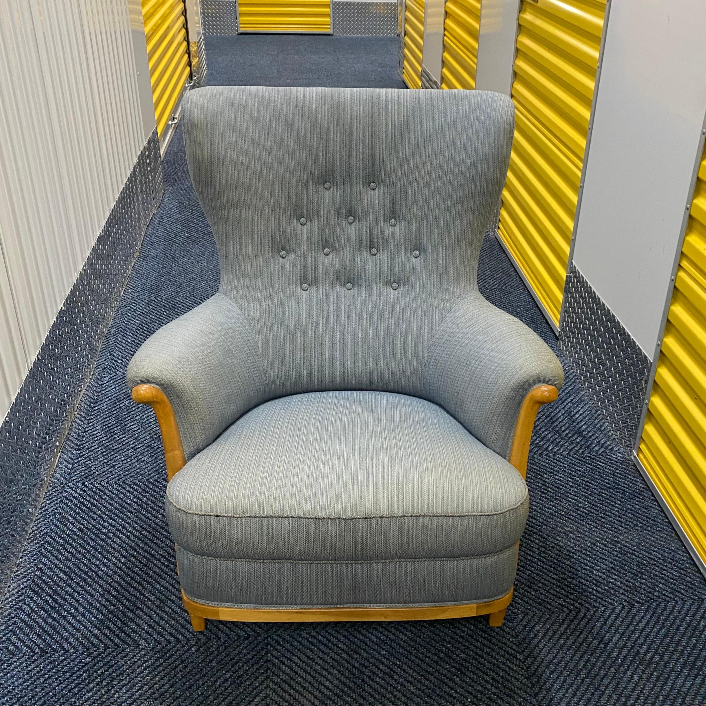 Chaise longue suédoise des années 1930 par Gustav Allert. Cadre en bois magnifiquement exposé avec des courbes organiques et un généreux dossier en forme d'aile. Elle est actuellement recouverte d'un tissu de laine bleu pâle. Les cadres sont vendus