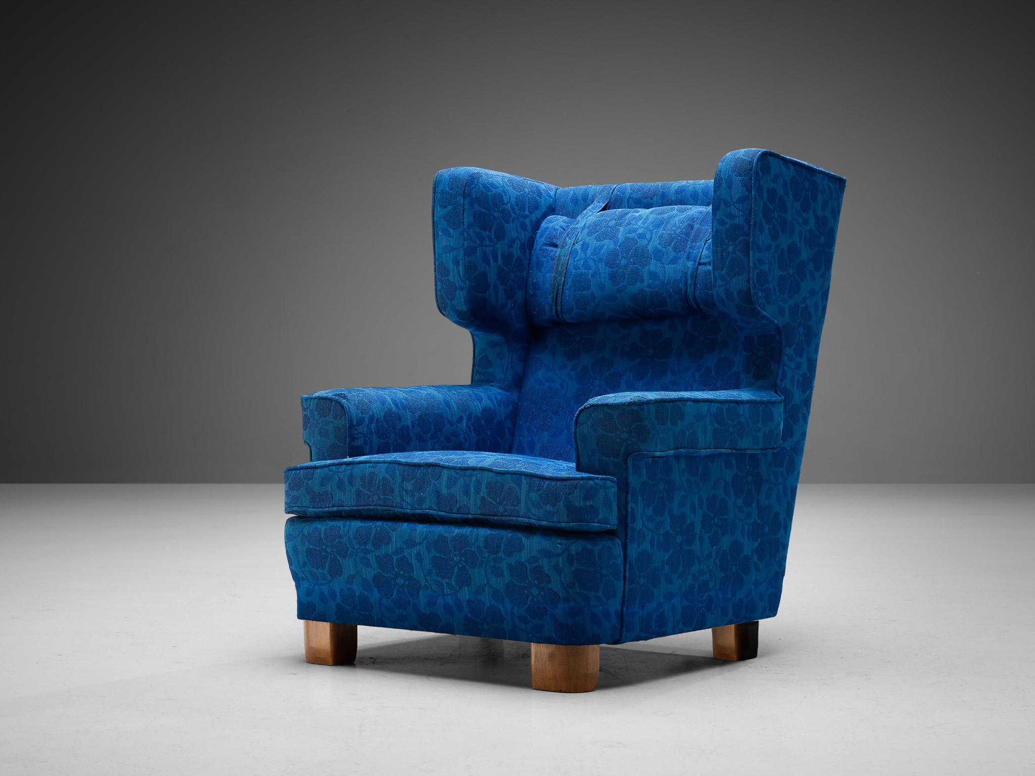 Fauteuil, tissu, bois, Suède, années 1960

Ce fauteuil a tout le flair et la vitalité d'un meuble suédois typique du milieu du siècle. Ce design particulier invite à y passer plus de temps grâce à son dossier imposant et haut, légèrement incliné, et