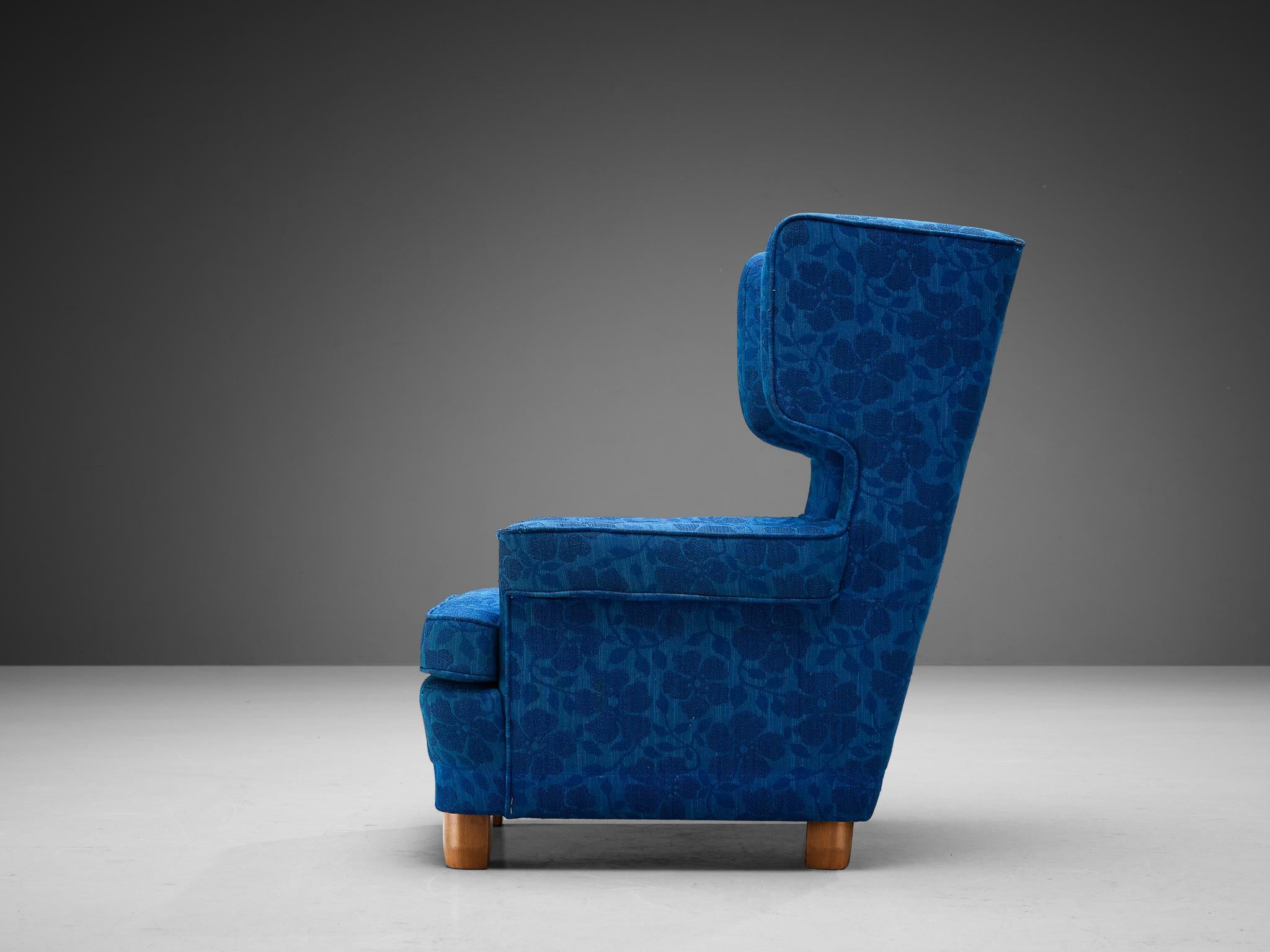 Suédois Fauteuil de salon suédois en tissu bleu à fleurs en vente