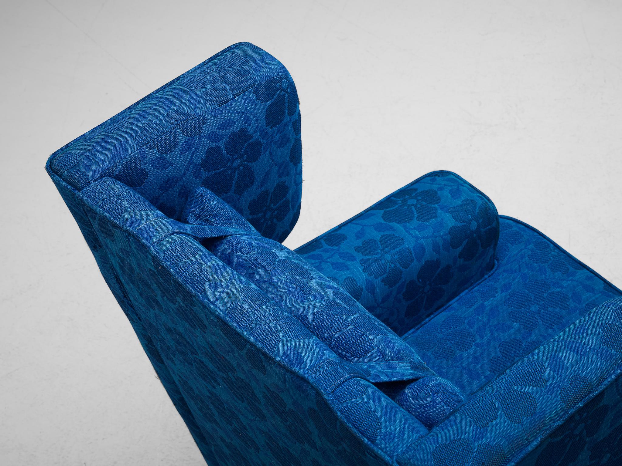 Milieu du XXe siècle Fauteuil de salon suédois en tissu bleu à fleurs en vente