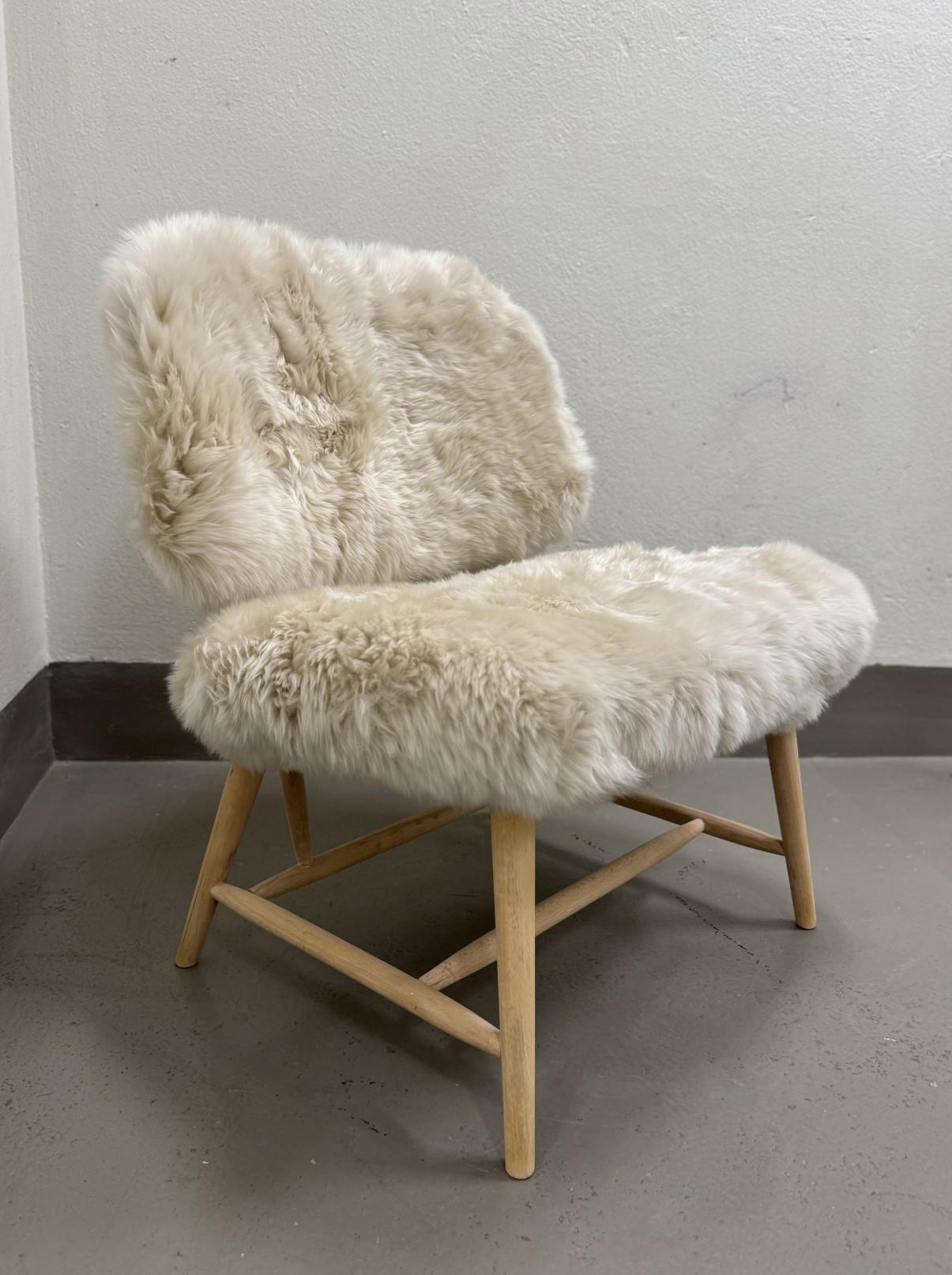 Ein schöner schwedischer Mid-Century-Stuhl des Modells TeVe, entworfen von Alf Svensson bei Bra Bohag in Schweden. Der Stuhl ist aus hellem Holz gefertigt und mit Langhaar-Schafsfell gepolstert. Es ist in ausgezeichnetem Zustand, abgesehen von