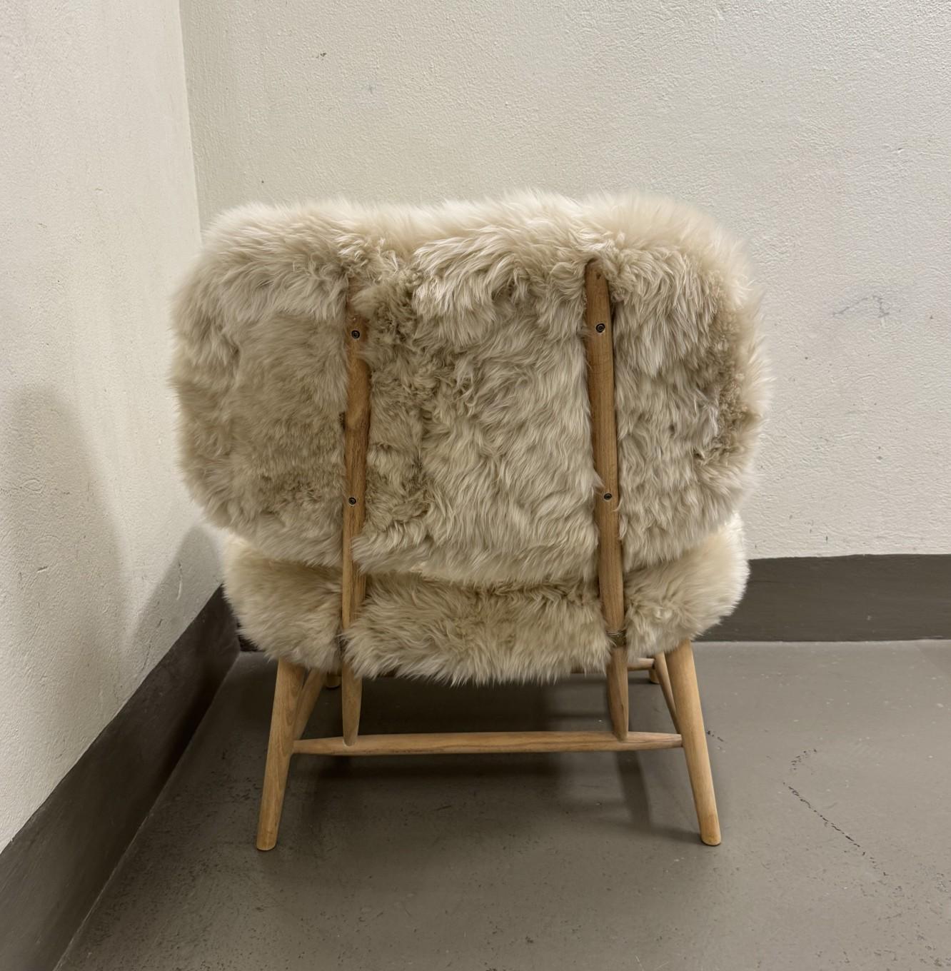 Schwedischer Loungesessel TeVe - Bra Bohag Alf Svensson - Gepolstert mit Schafsfell (Holz) im Angebot