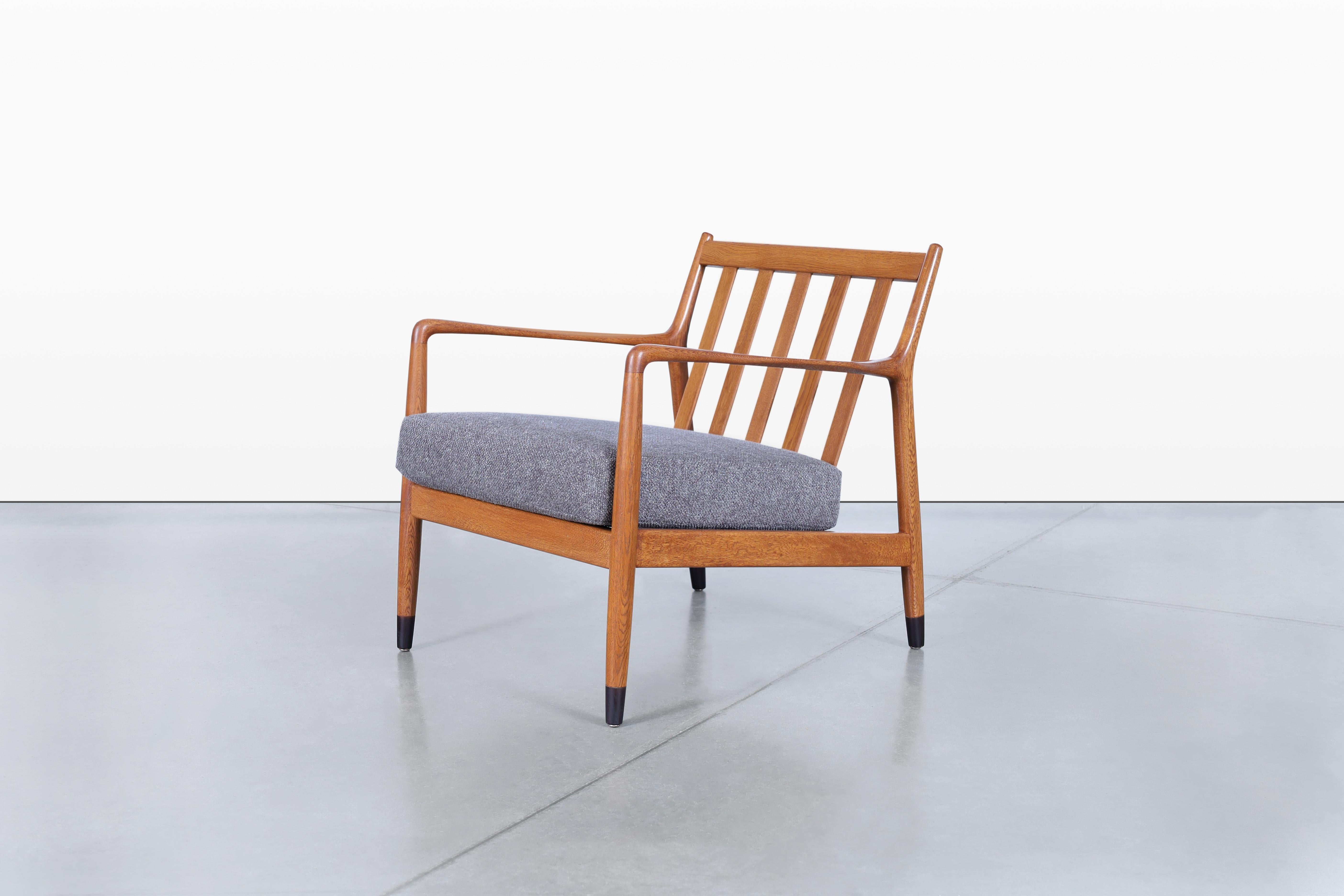 Voici l'exquise chaise longue moderne du milieu du siècle, conçue avec expertise par Folke Icone pour DUX en Suède, datant des emblématiques années 1950. Cette pièce particulière, connue sous le nom de modèle USA-143, représente une caractéristique