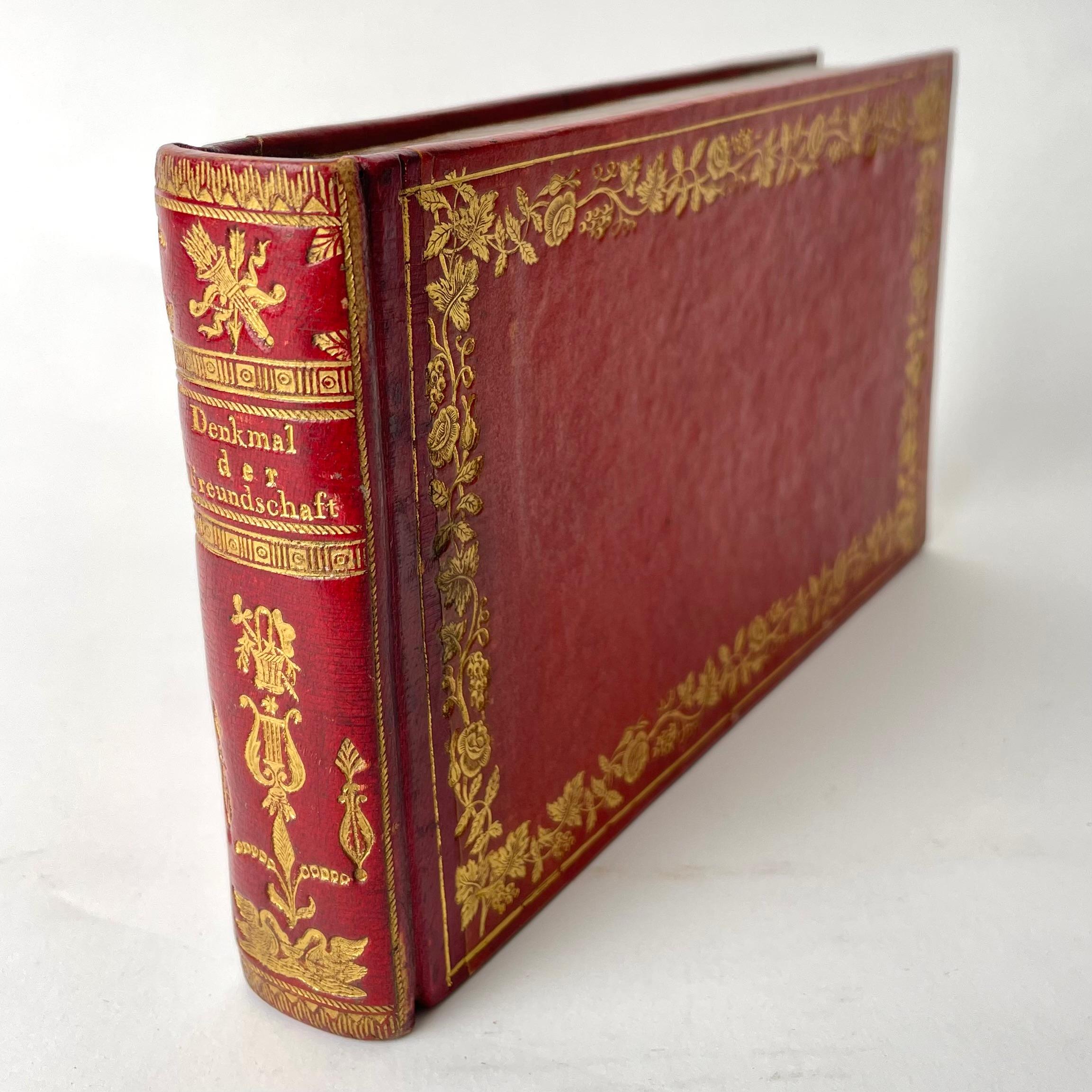 Schwedische Liebesbrieftasche in Form eines Buches aus der Empirezeit der 1820er Jahre. Hergestellt von Buchbinder A.U. Hagman, Göteborg Schweden in den 1820er Jahren. Enthält eine Reihe von Briefen aus den 1820er Jahren.

Abnutzung entsprechend dem