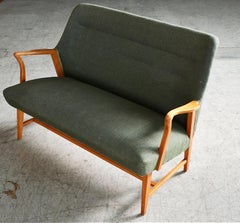 Loveseat o Settee sueco con reposabrazos abiertos de madera de olmo ca. 1950