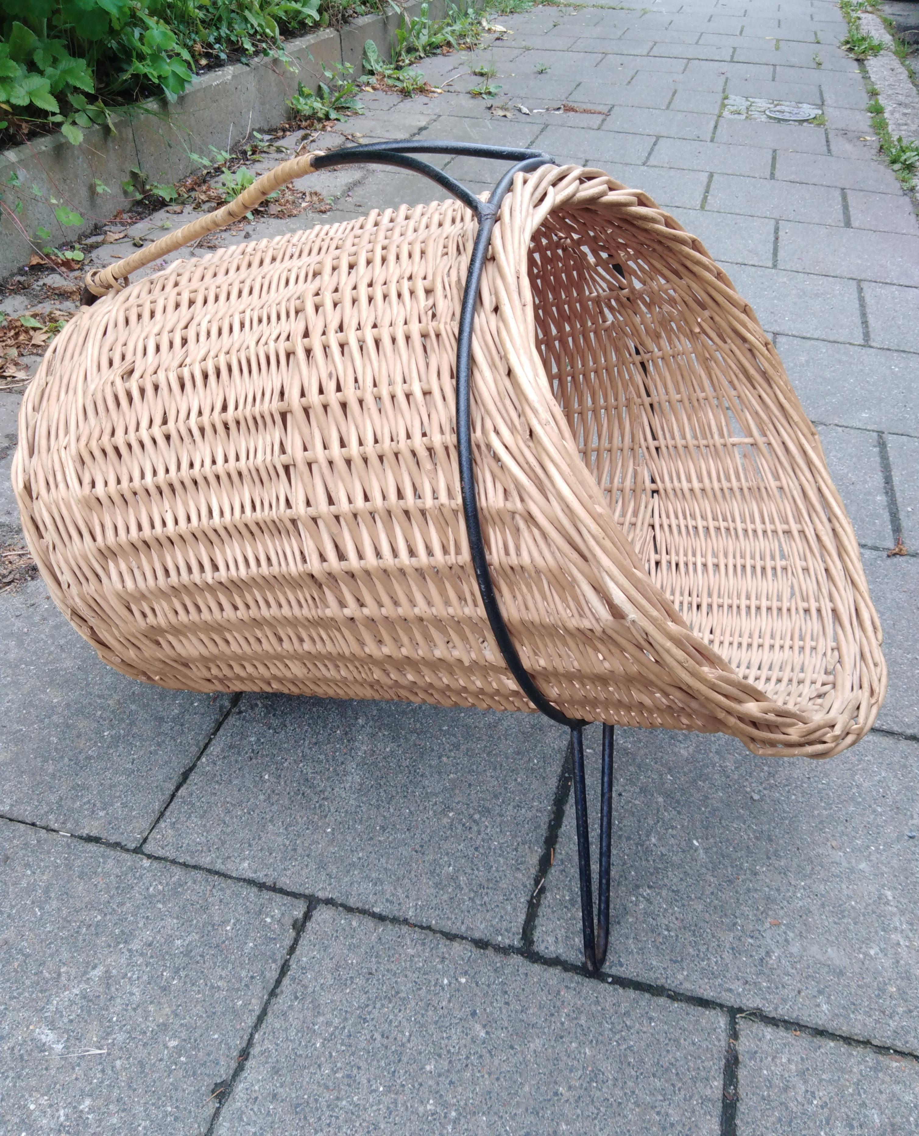 swedish magazine stand attributed by Nisse Strinning in good used condion.
The wicker is in a good used condition