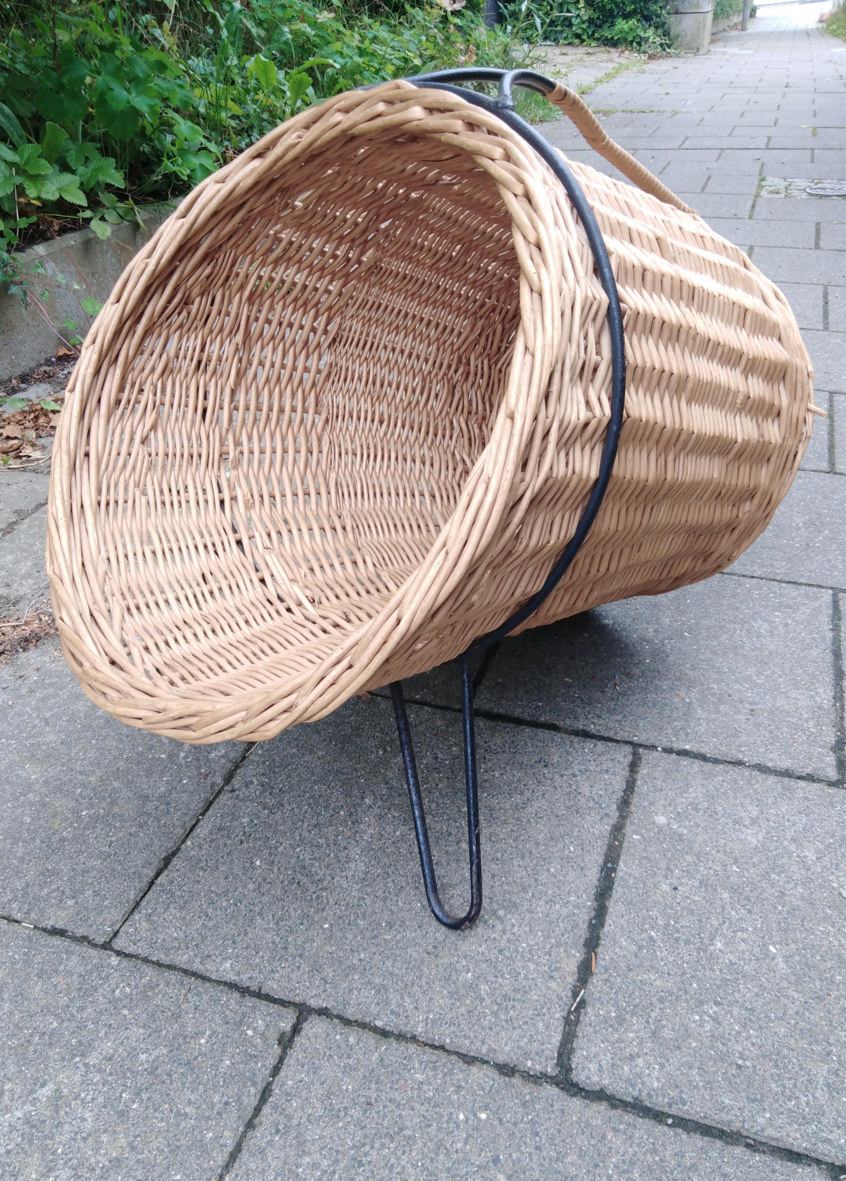 Swedish swedish magazine stand attributed by Nisse Strinning For Sale