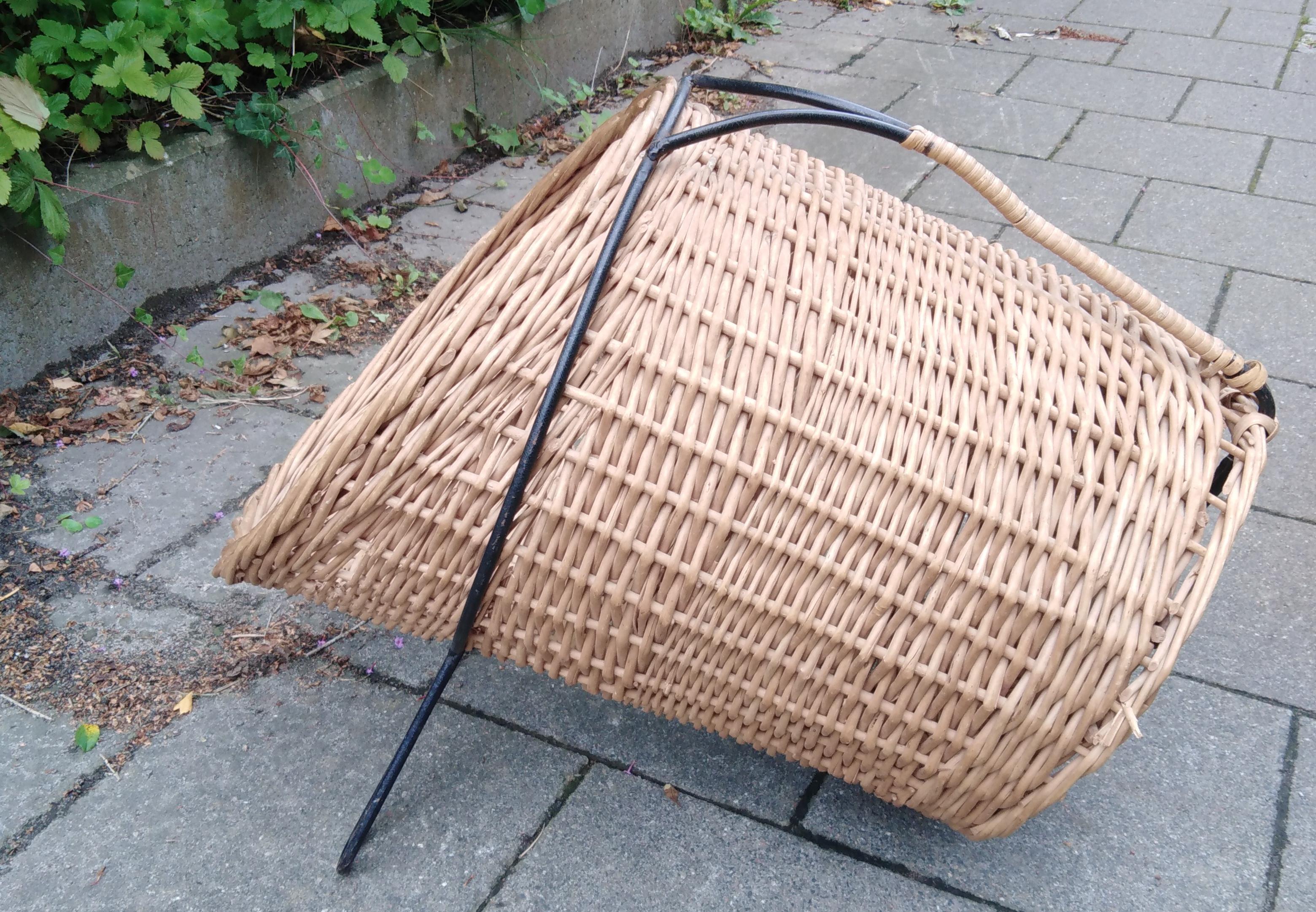 Hand-Crafted swedish magazine stand attributed by Nisse Strinning For Sale