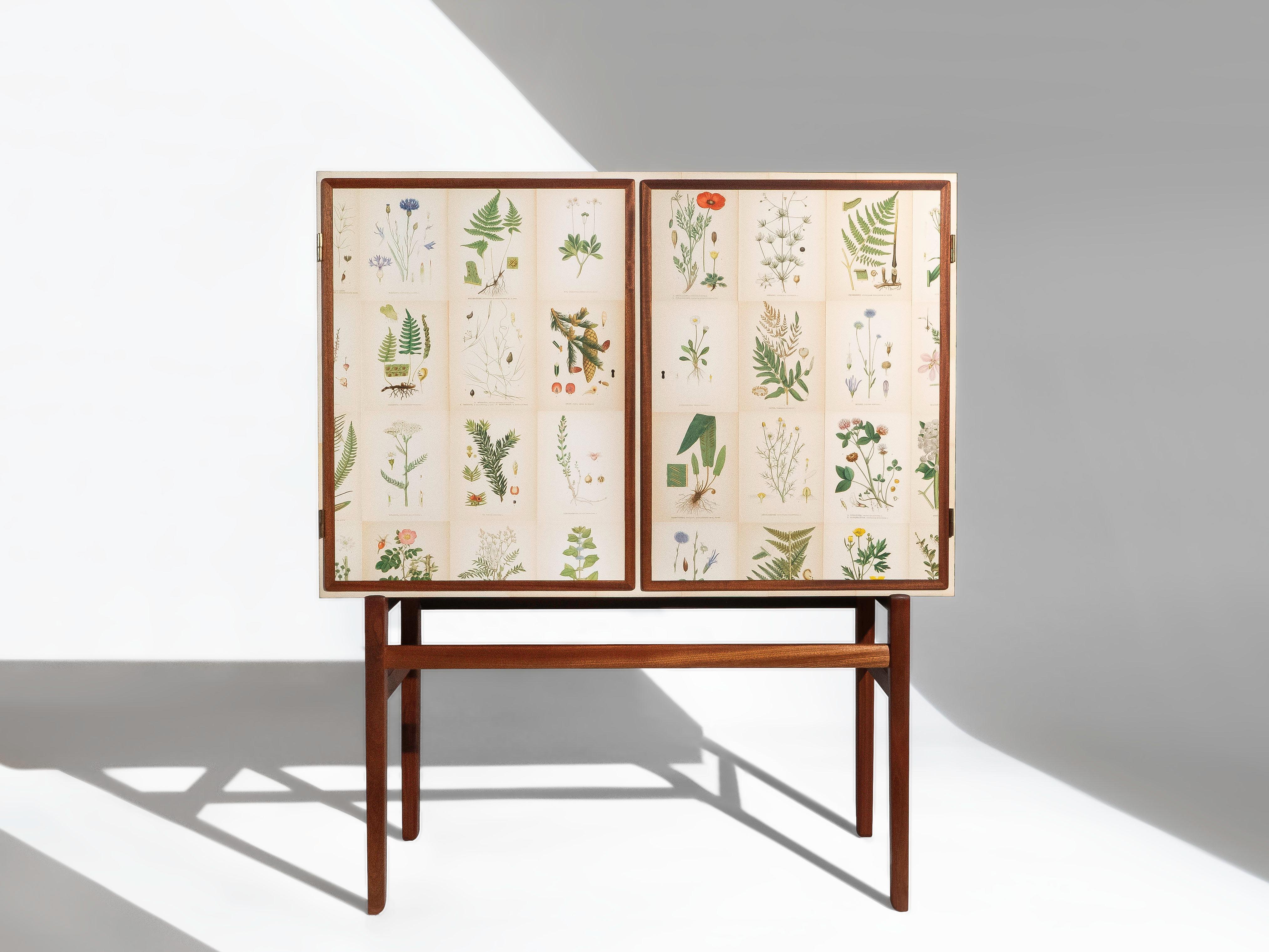 Questo mobile scandinavo è realizzato esclusivamente in legno di mogano e risale agli anni 1950/1960. È incredibilmente ben costruito ed è in grado di reggere una buona quantità di peso, poiché il mobile poggia su una robusta e solida struttura in