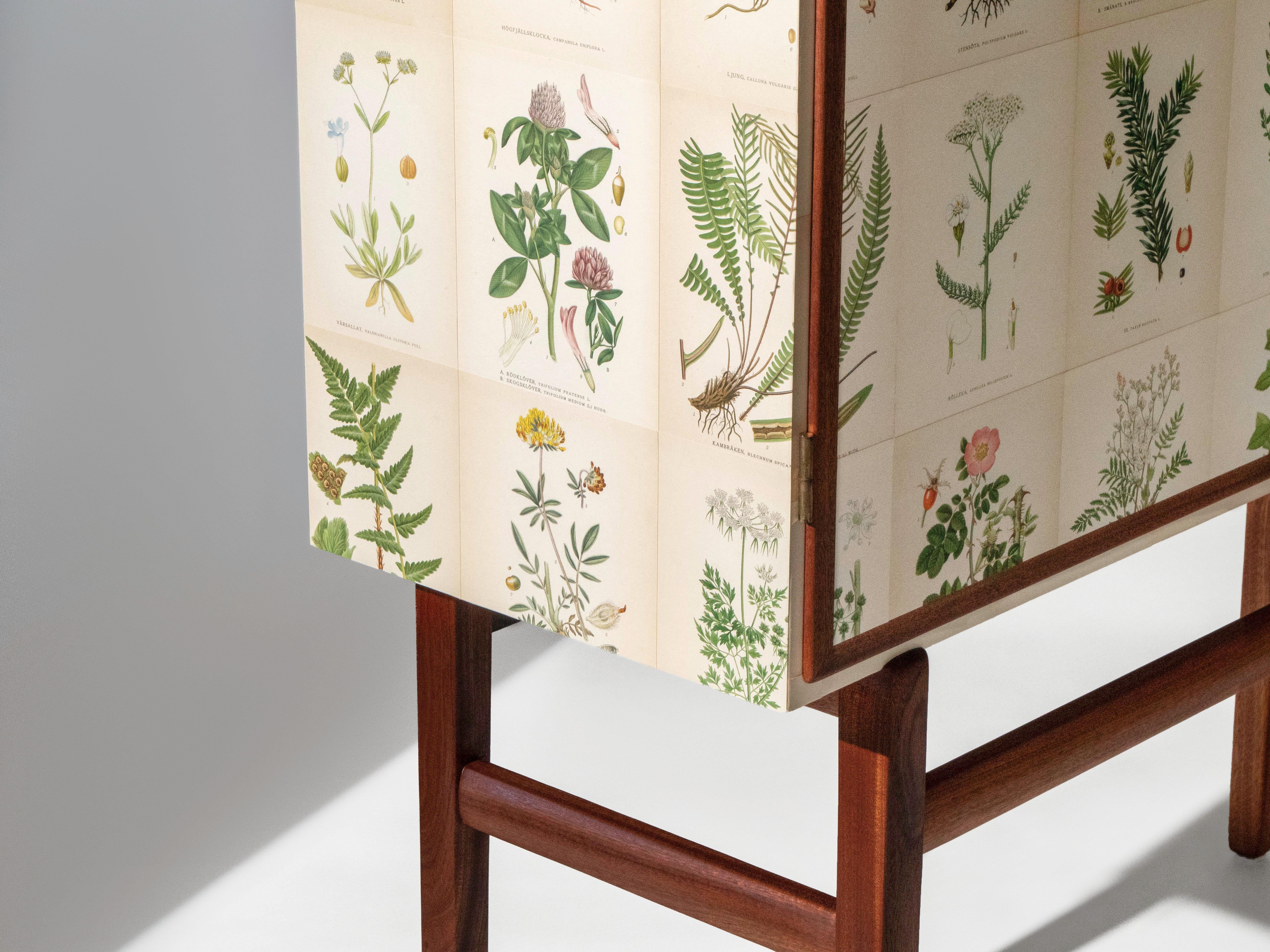 Fatto a mano Flora svedese di Norden su mobile alto in mogano, stile Josef Frank anni '50