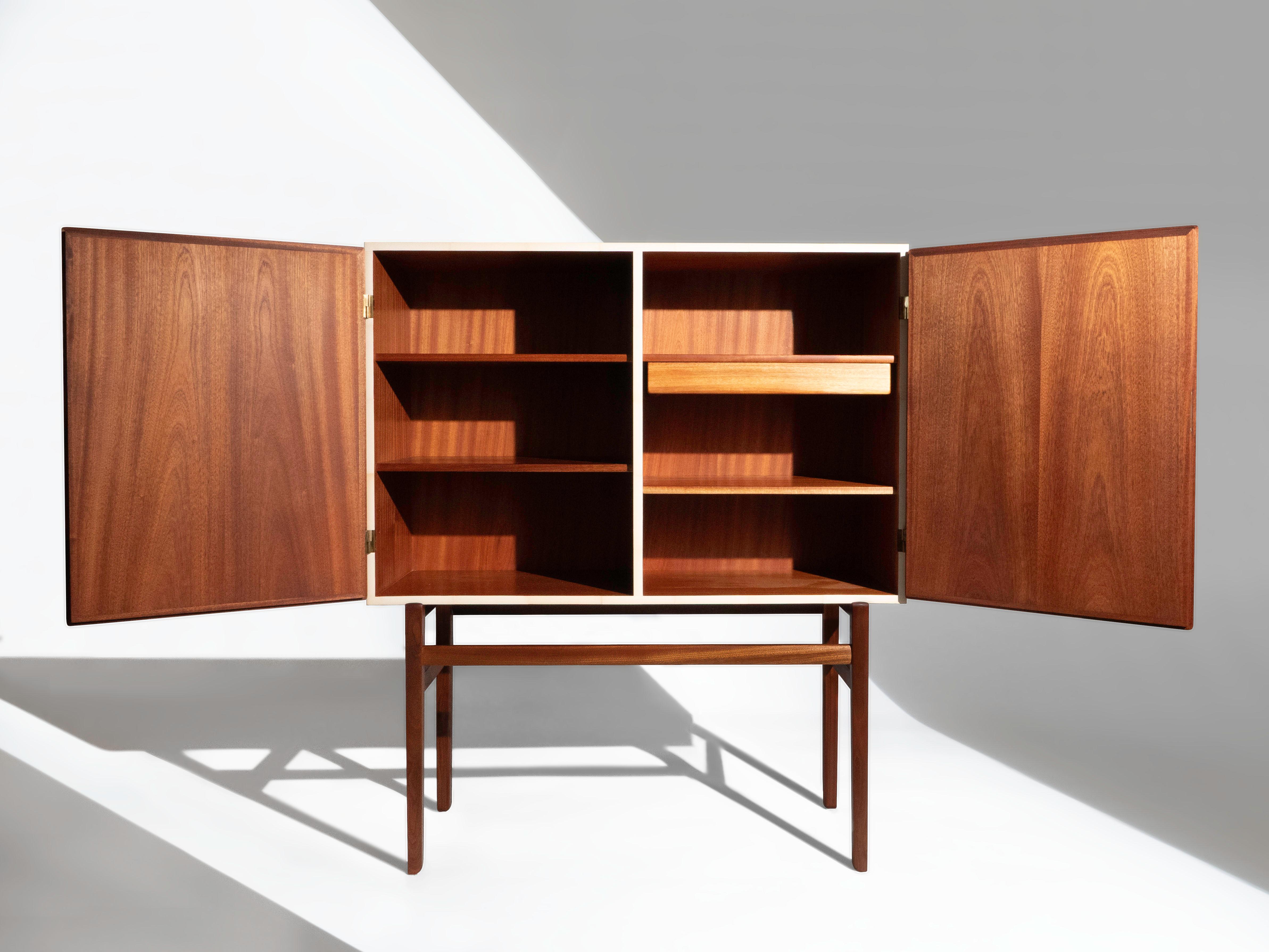 Flora svedese di Norden su mobile alto in mogano, stile Josef Frank anni '50 In condizioni buone a Los Angeles, CA