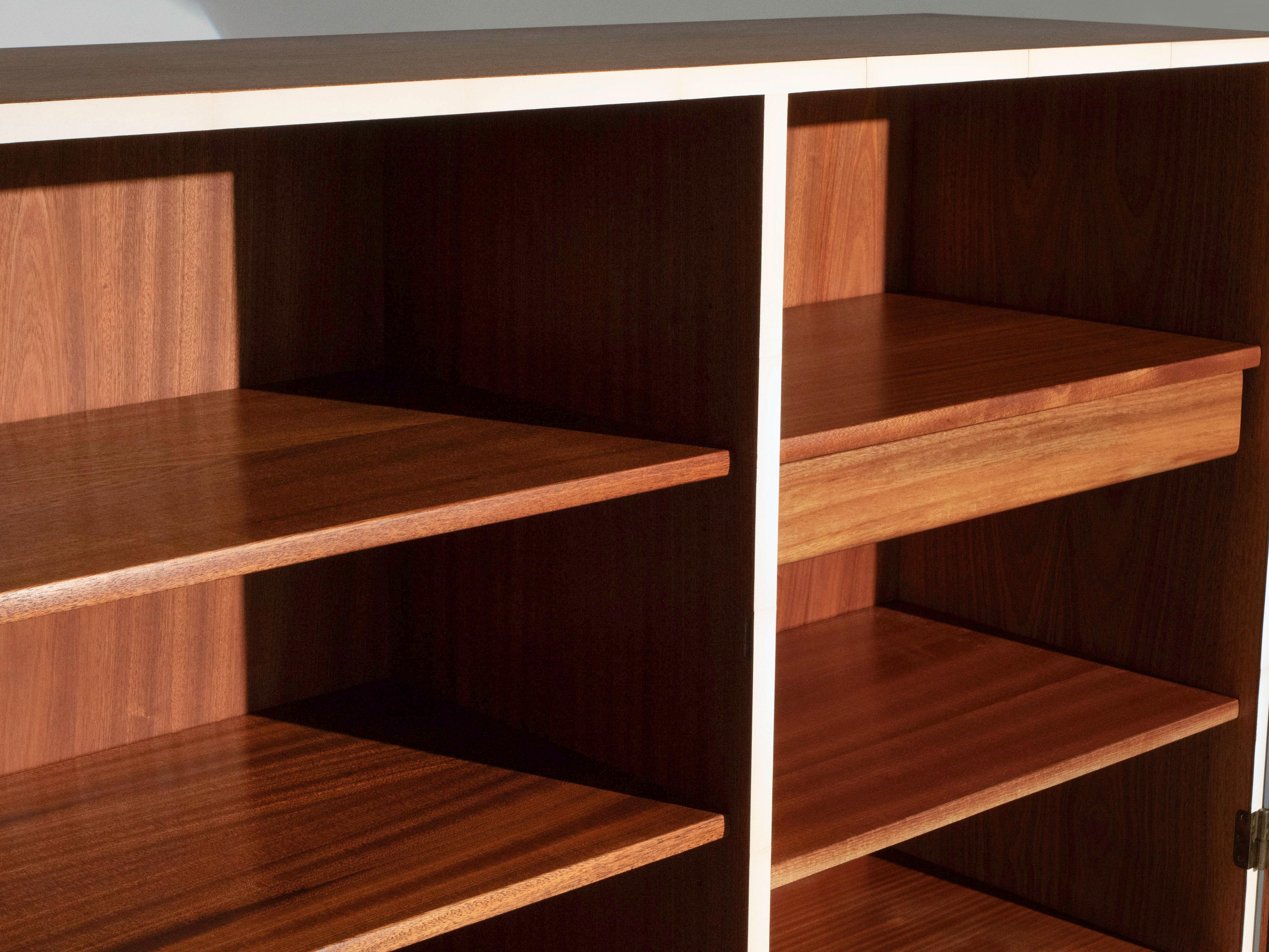 XX secolo Flora svedese di Norden su mobile alto in mogano, stile Josef Frank anni '50