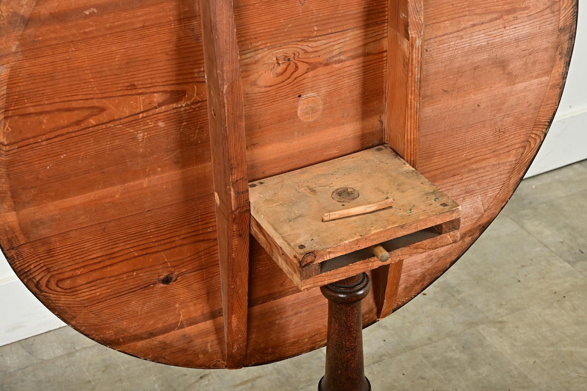 Table tournante à plateau basculant en acajou suédois en vente 3