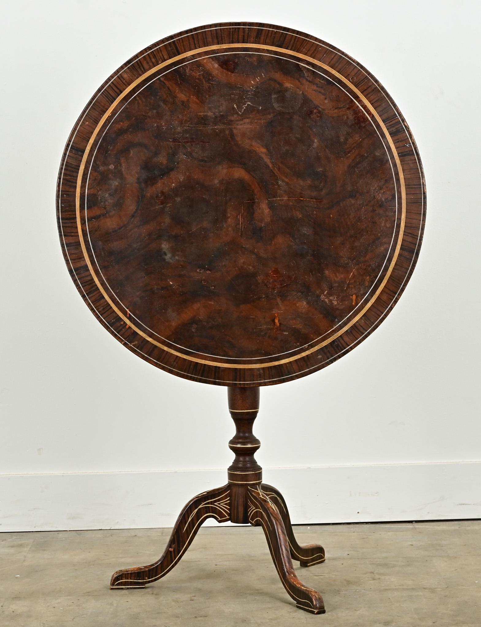 Table ronde suédoise du XIXe siècle à plateau basculant et finition en faux bois. Cette petite table polyvalente est parfaite pour une petite salle à manger ou comme table d'appoint. Le plateau de la table est recouvert d'une impressionnante