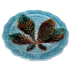 Piatto svedese in maiolica con motivo a foglie di castagno, 1890 circa