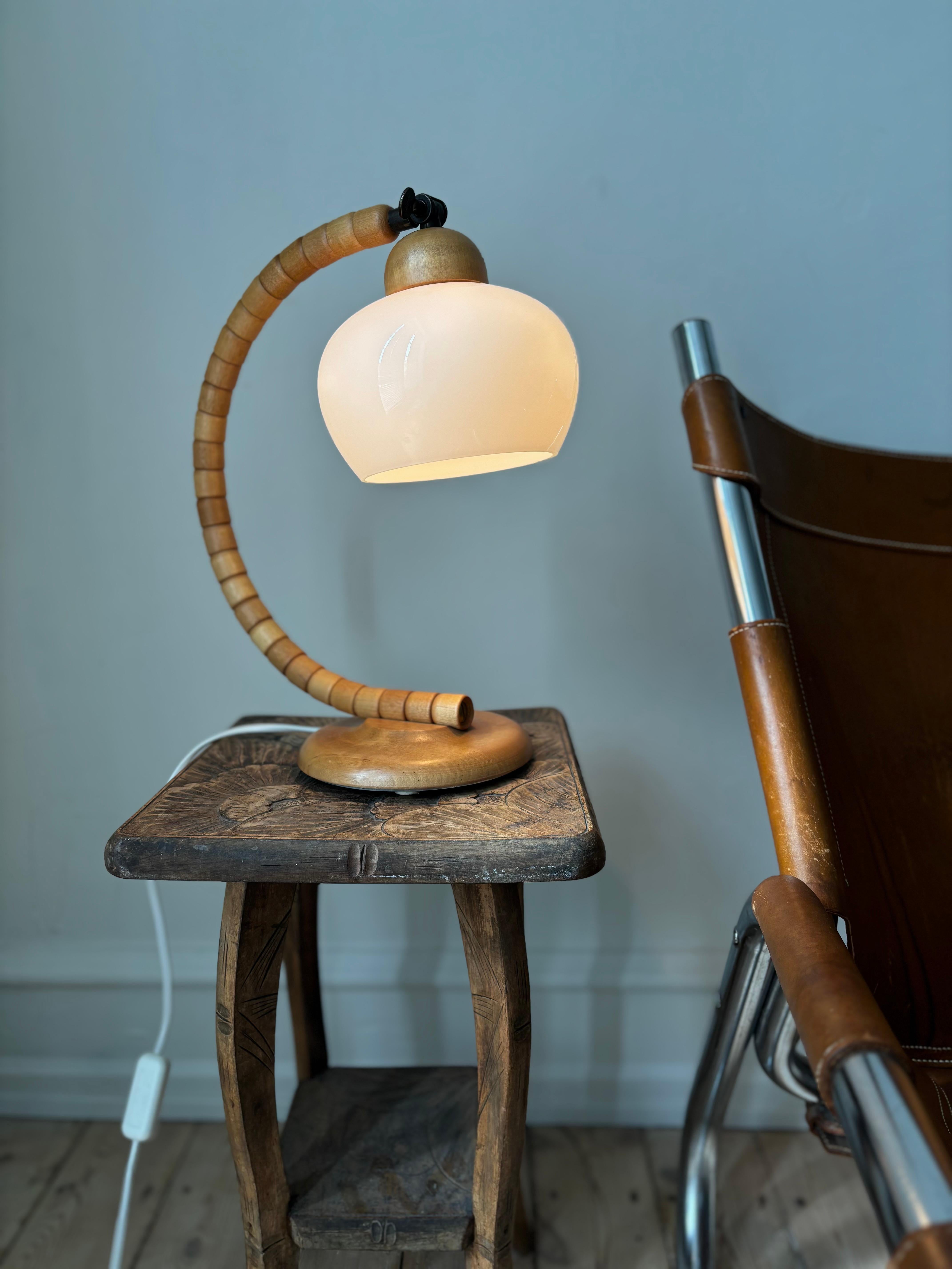 Schwedische Markslöjd Art Deco Stil gestaffelte Wood Tischlampe, 1960er Jahre im Angebot 4