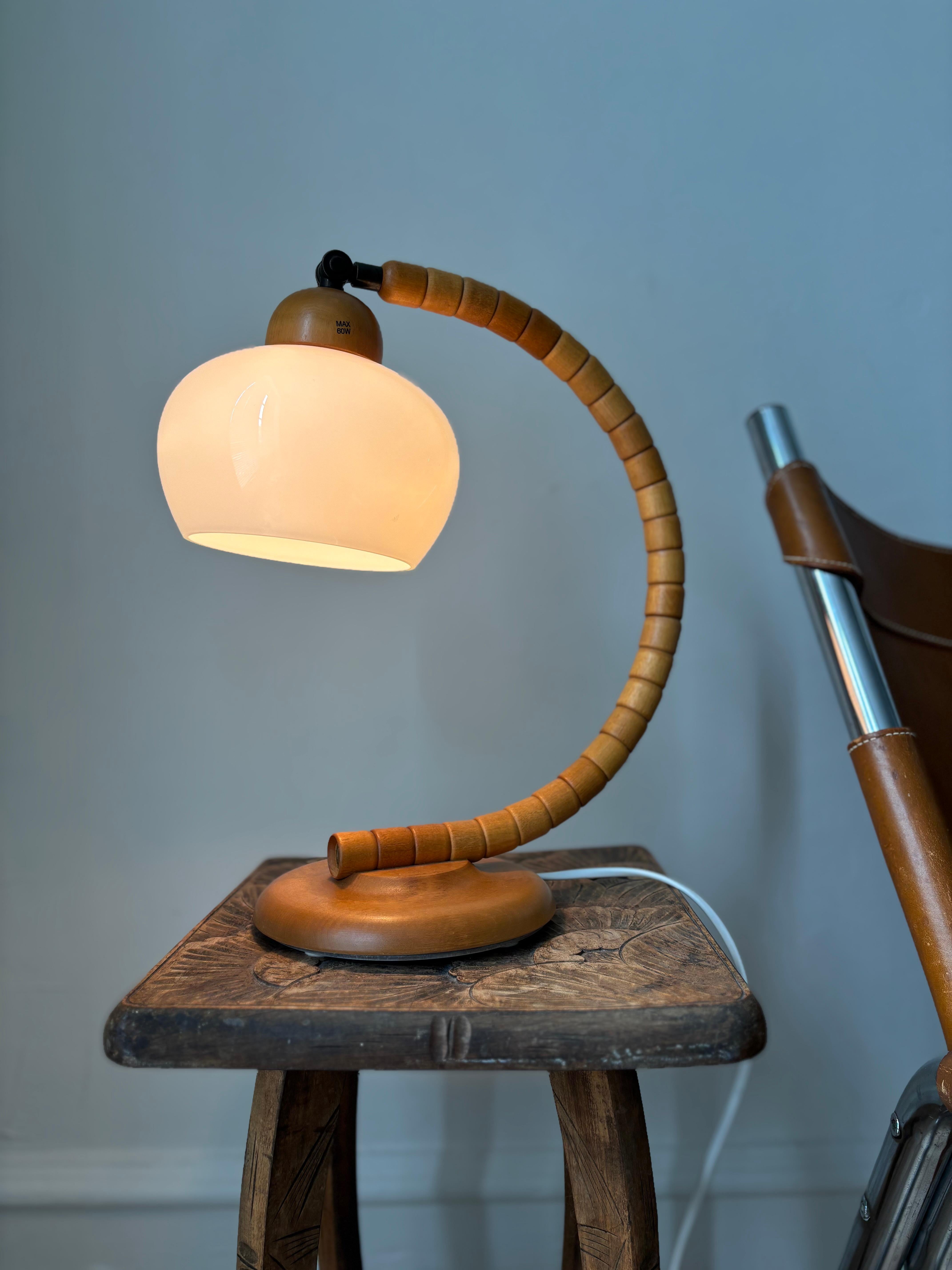Schwedische Markslöjd Art Deco Stil gestaffelte Wood Tischlampe, 1960er Jahre im Angebot 5