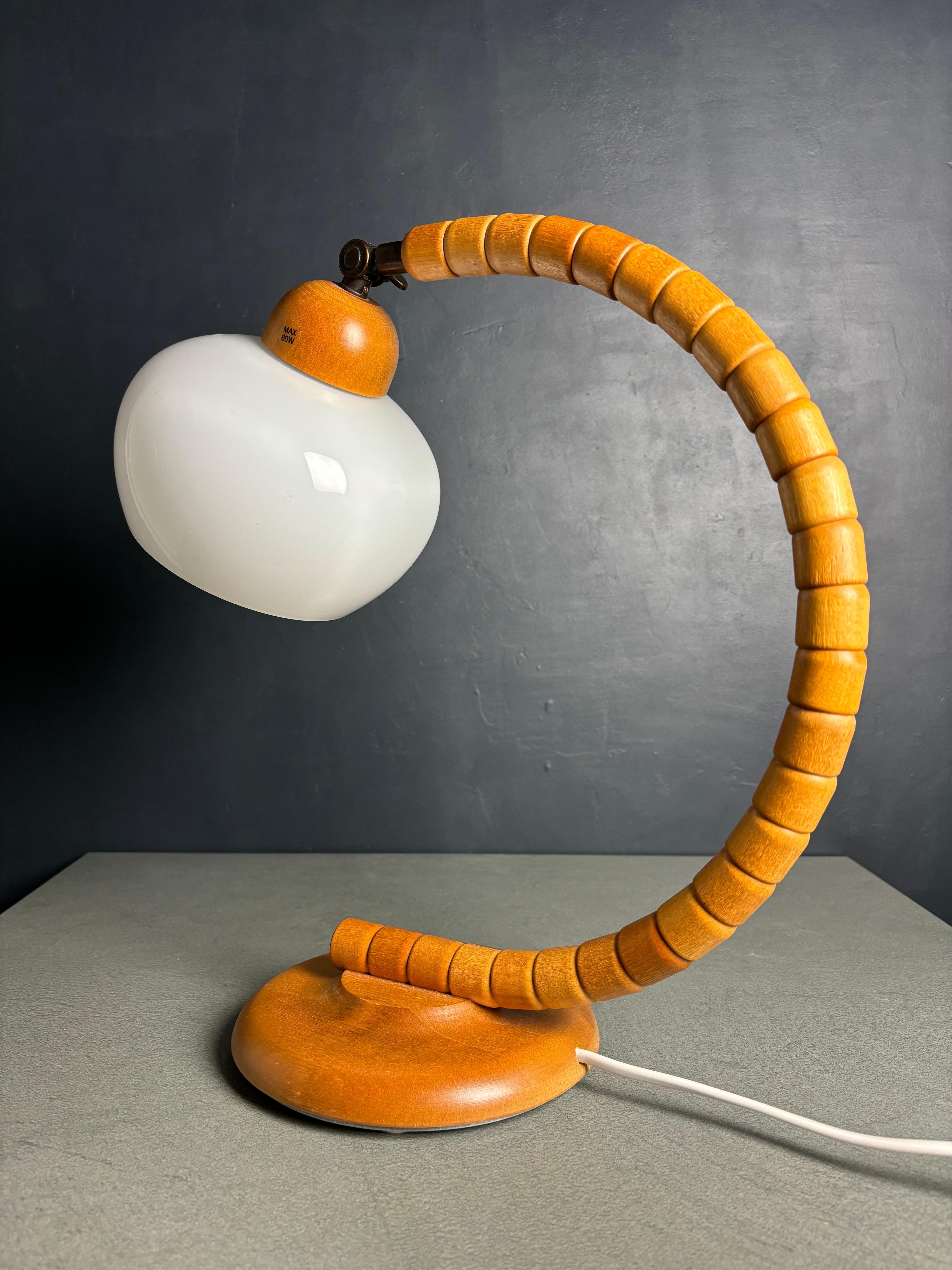 Lámpara sueca de sobremesa de madera escalonada estilo Art Déco Markslöjd, años 60 Escandinavo moderno en venta