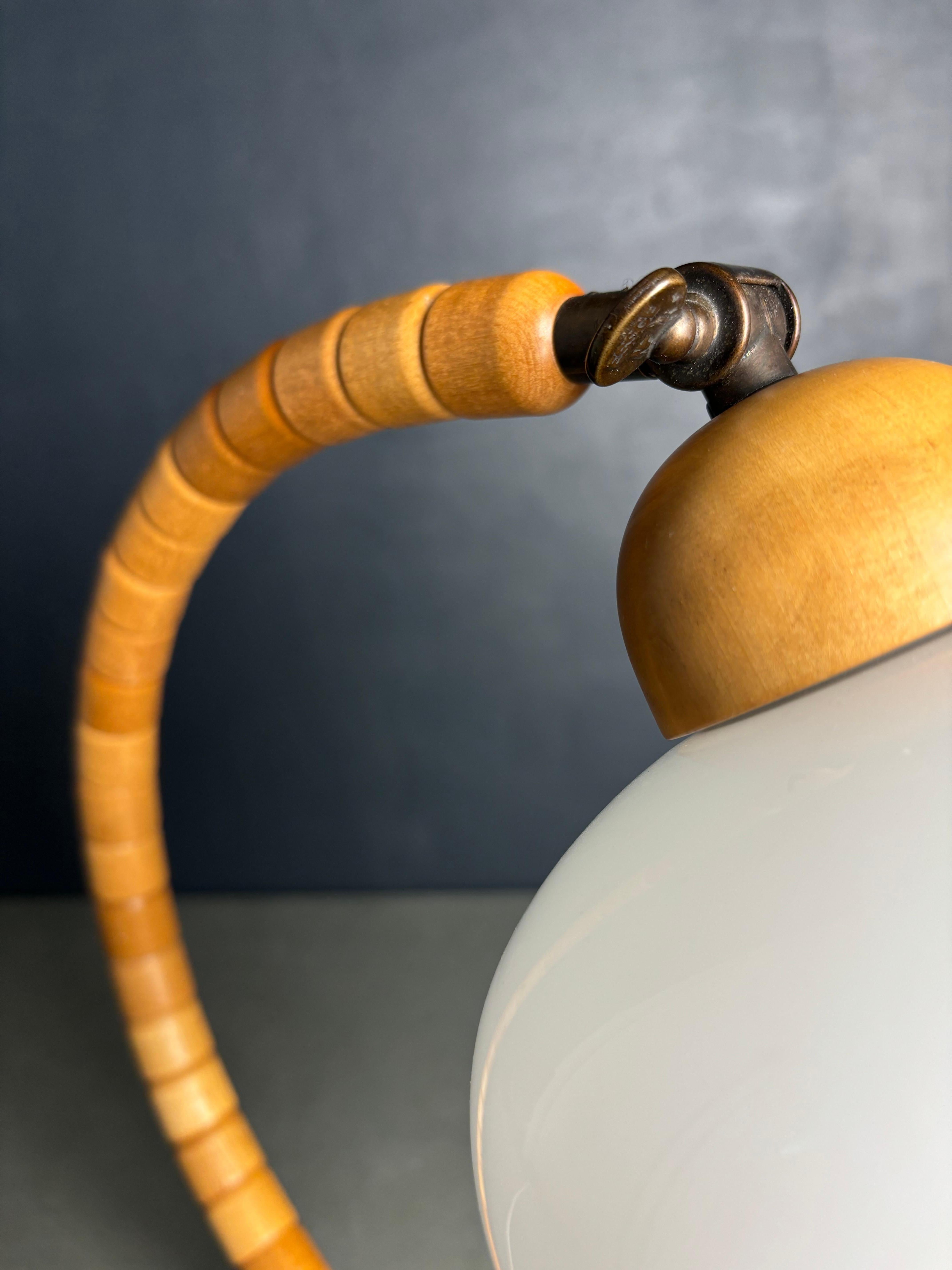 Lámpara sueca de sobremesa de madera escalonada estilo Art Déco Markslöjd, años 60 Tallado a mano en venta