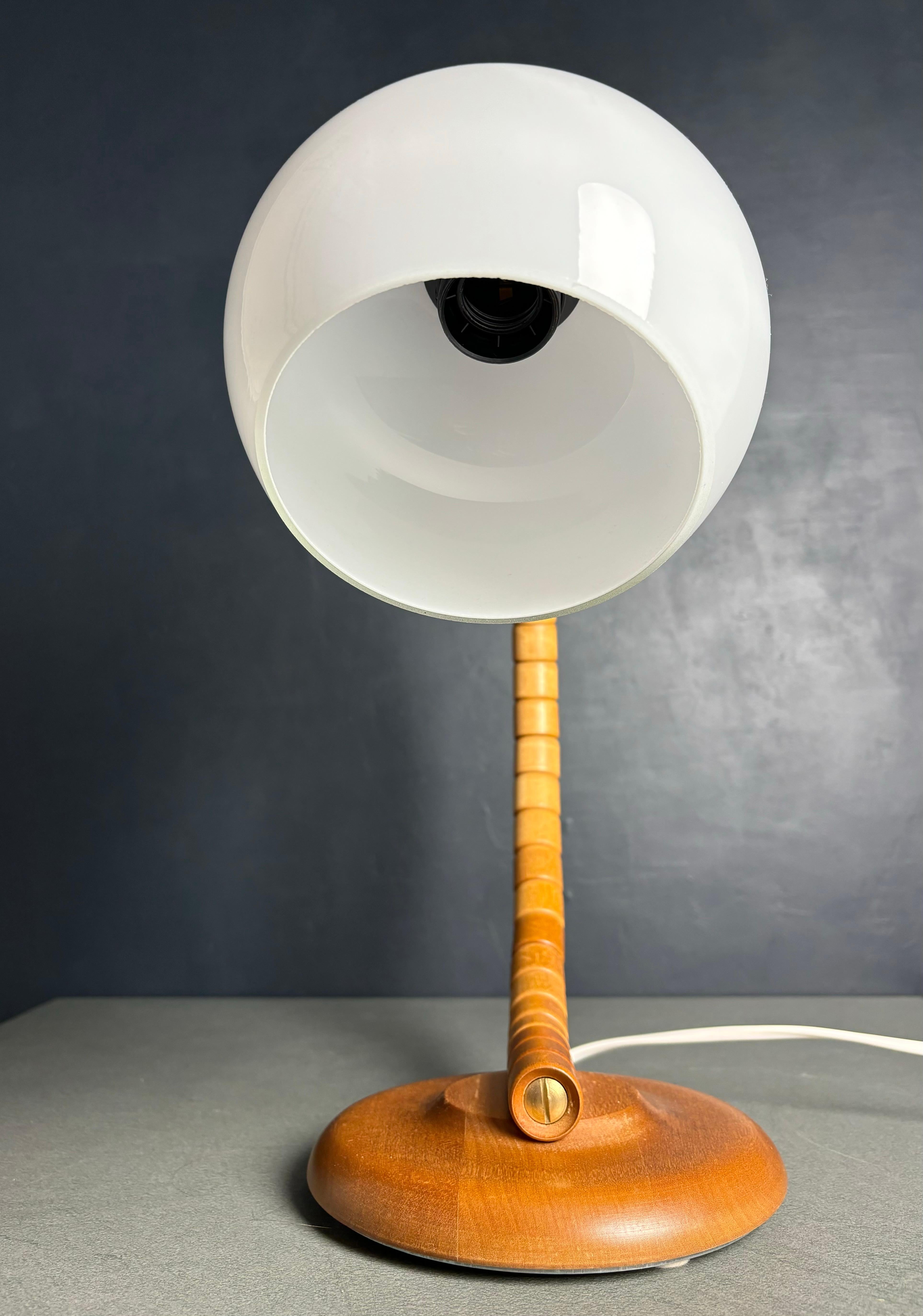 Lámpara sueca de sobremesa de madera escalonada estilo Art Déco Markslöjd, años 60 en Bueno estado para la venta en Copenhagen, DK