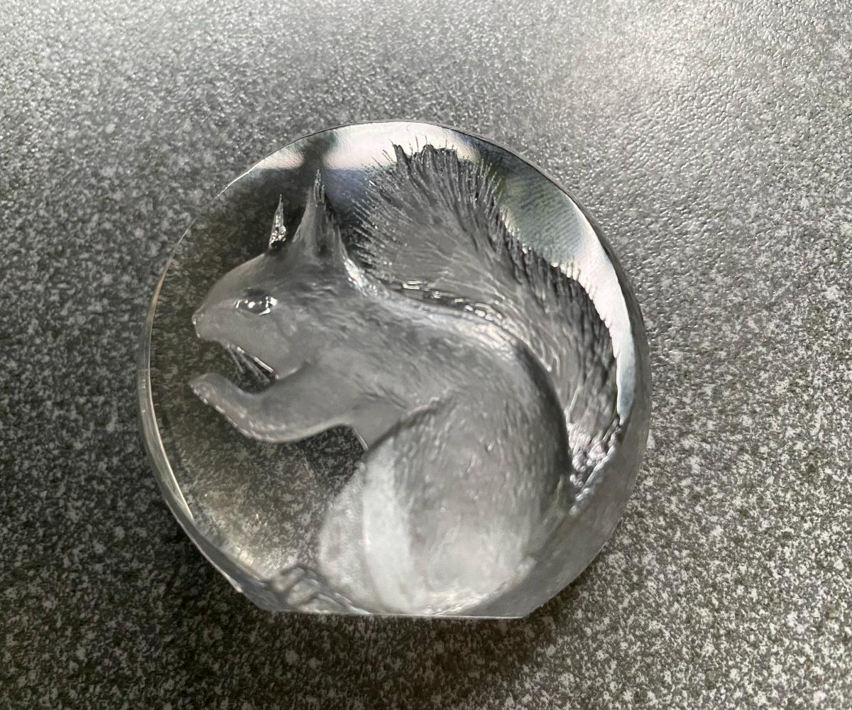 Dulce escultura en miniatura totalmente de cristal de plomo firmada por el artista sueco Mats Jonasson. Muy buen estado, se ha conservado en su caja original.