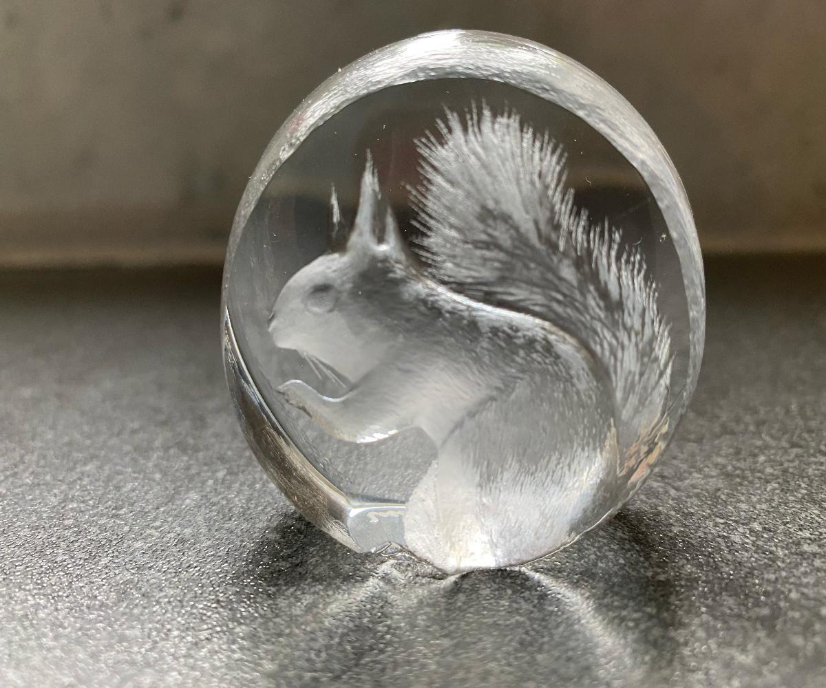 Suédois Mats Jonasson - Petit écureuil sculpté en cristal suédois en vente