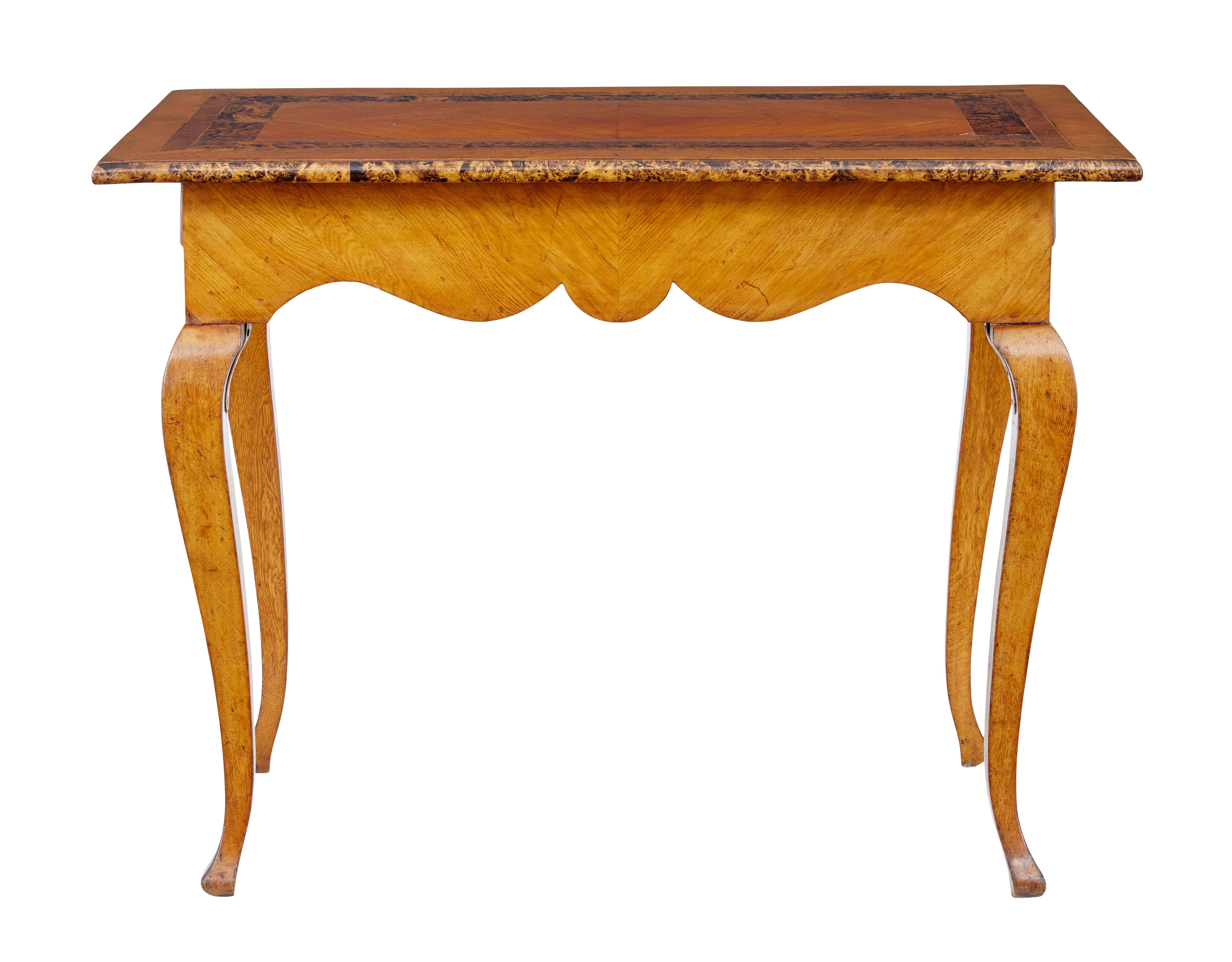 Schwedischer Beistelltisch aus Erlenwurzel aus der Mitte des 19. Jahrhunderts, um 1850.

Elegantes Möbelstück aus der Mitte des 19. Jahrhunderts aus Schweden.  Übersegelte Decke mit Erlenwurzelaußenkante und Erlenquerband mit Bespannung.  Seltenes