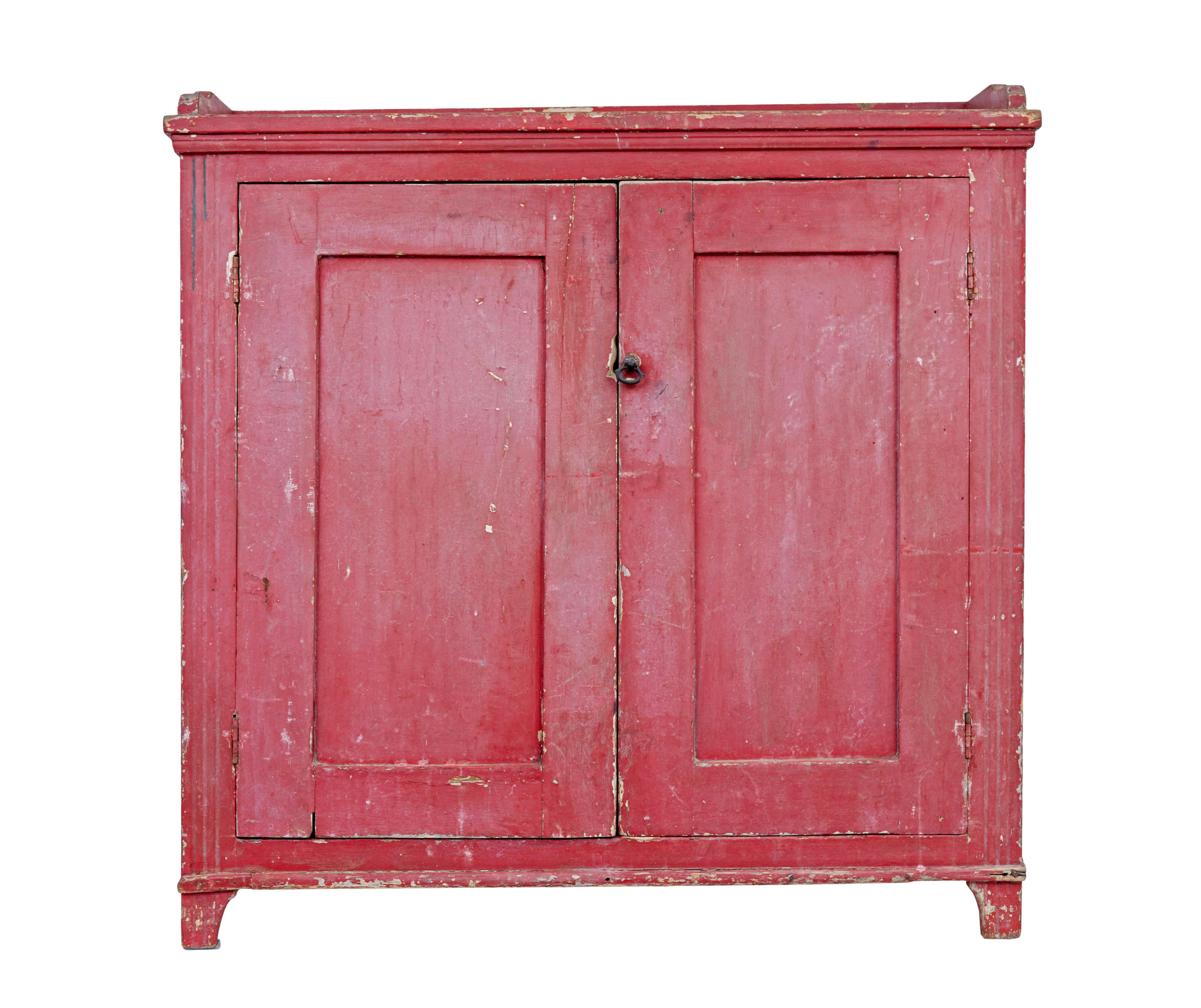 Schwedischer Original-Farbschrank aus der Mitte des 19. Jahrhunderts, um 1850.

Auffälliger Küchenschrank im Originalzustand.  Hergestellt aus massiver Kiefer.  Die Originalfarbe hat eine schöne verblasste Farbe angenommen, wenn das Stück