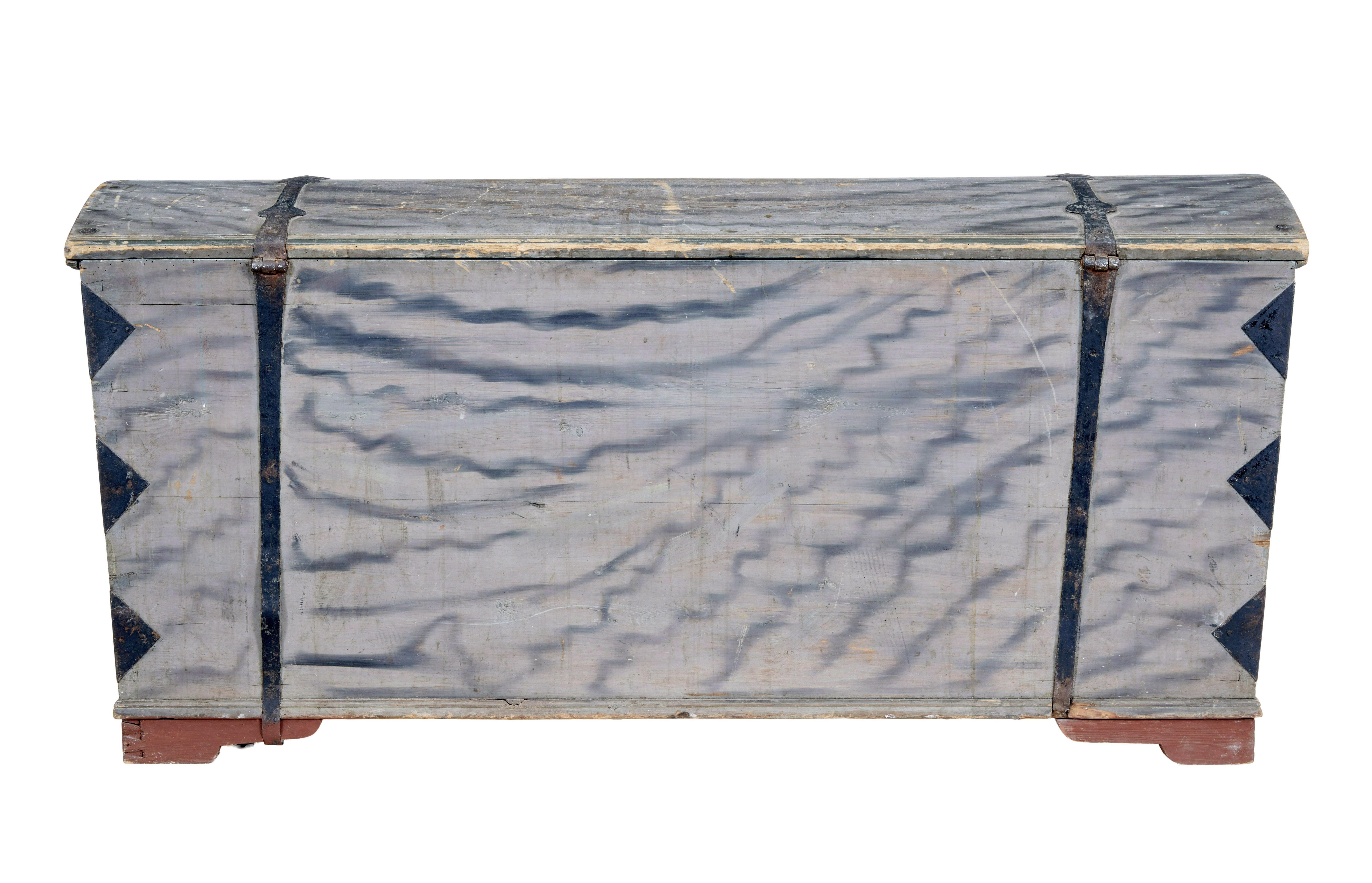Arcón sueco de mediados del siglo XIX con cúpula pintada a mano en venta 9