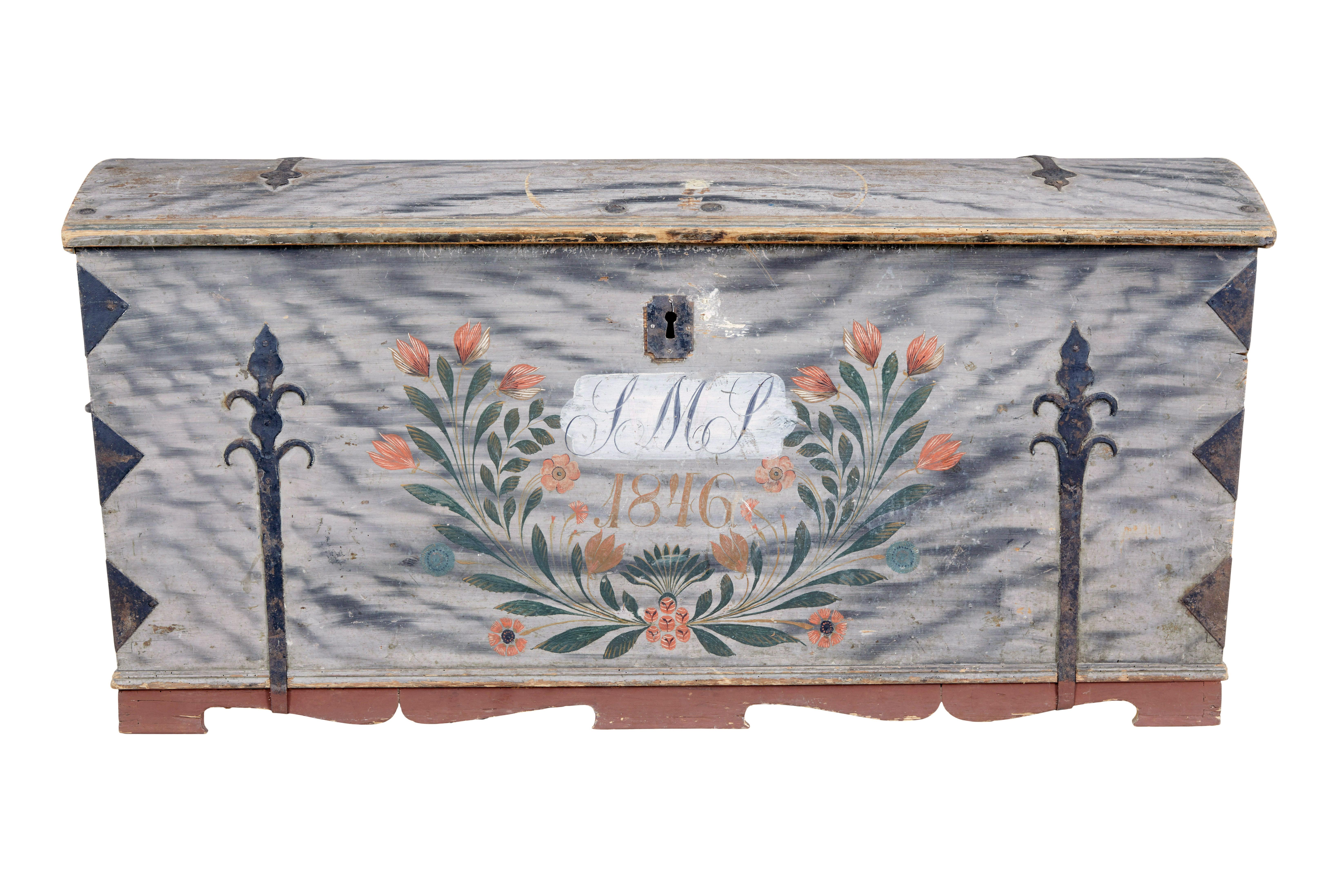 Coffre suédois à dôme peint à la main au milieu du 19e siècle, vers 1846.

Magnifique coffre à dôme, qui a manifestement été choyé par le niveau de décoration.  Paraphé au recto et daté de 1846, entouré de fleurs peintes à la main.  Intérieur avec