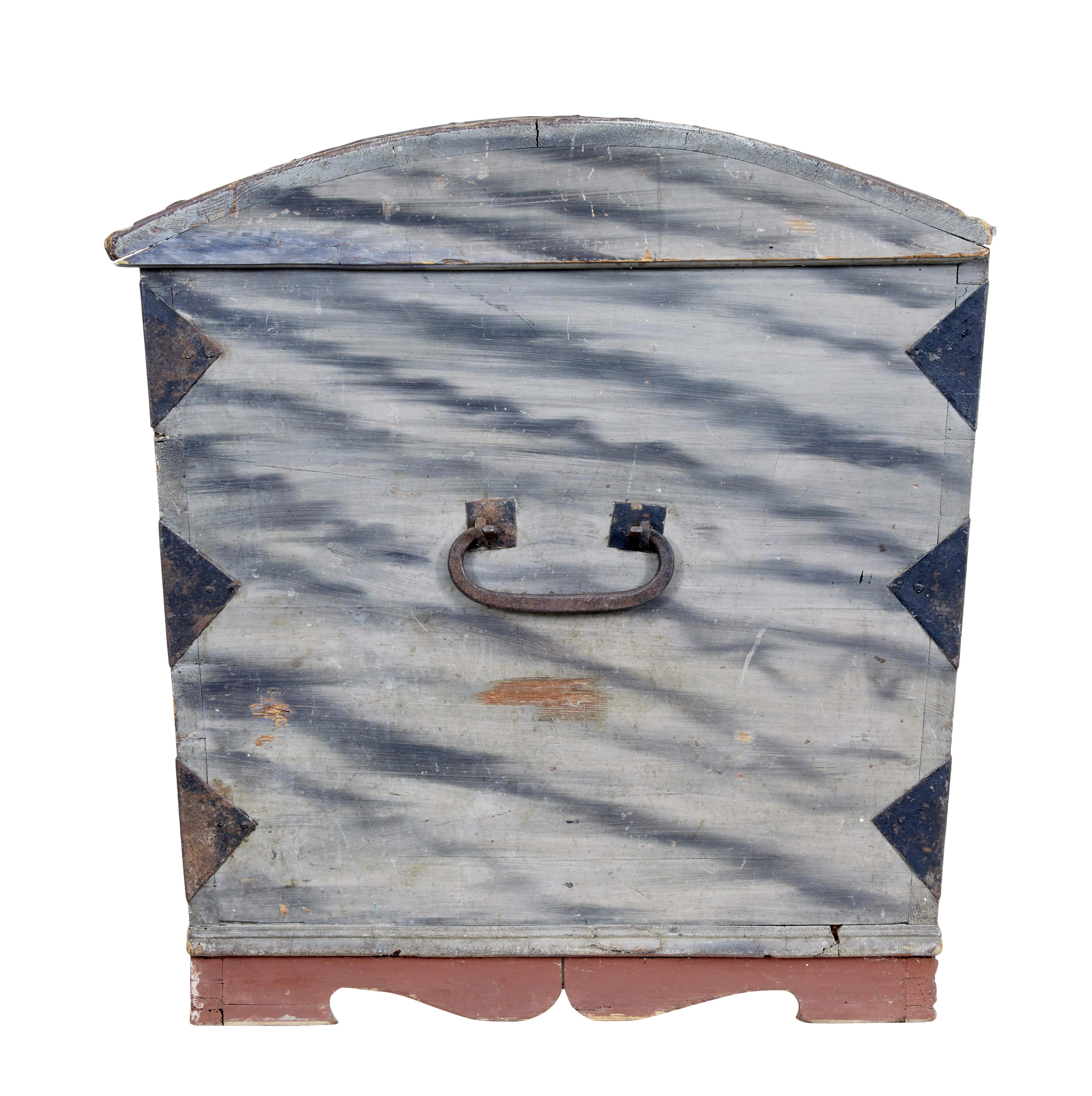 Swedish mid 19th century hand painted dome top chest For Sale 1