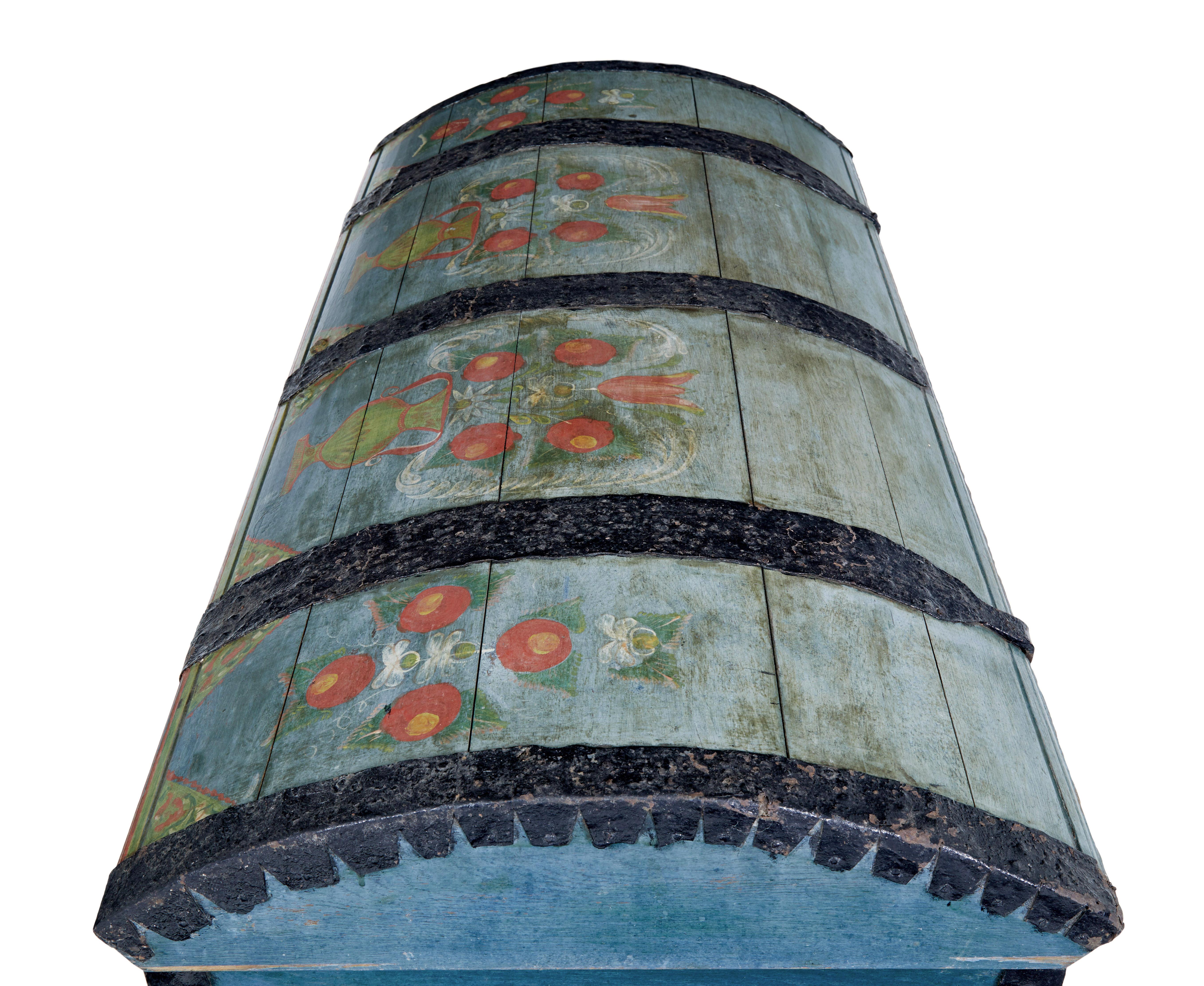 Swedish Mid-19th Century Hand Painted Oak Dome Top Coffer For Sale 2