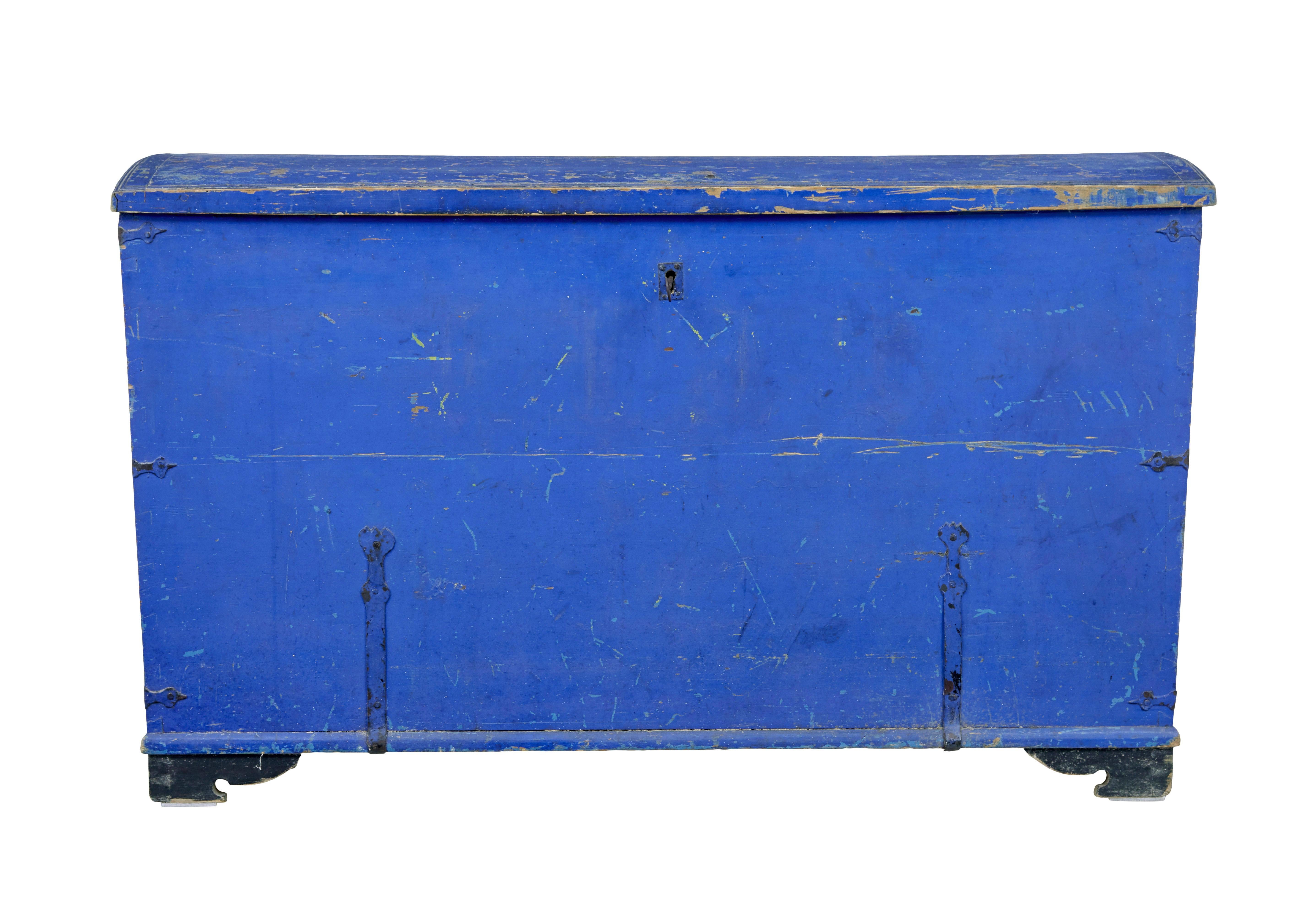 Scatola per coperte rustica in pino svedese dipinto del 1866 circa.

Firmato con un nome all'interno del coperchio e con la data del 1866.  Dipinto in un vivace colore blu d'epoca e piedi a staffa dipinti di nero.

Maniglie in metallo su ciascun