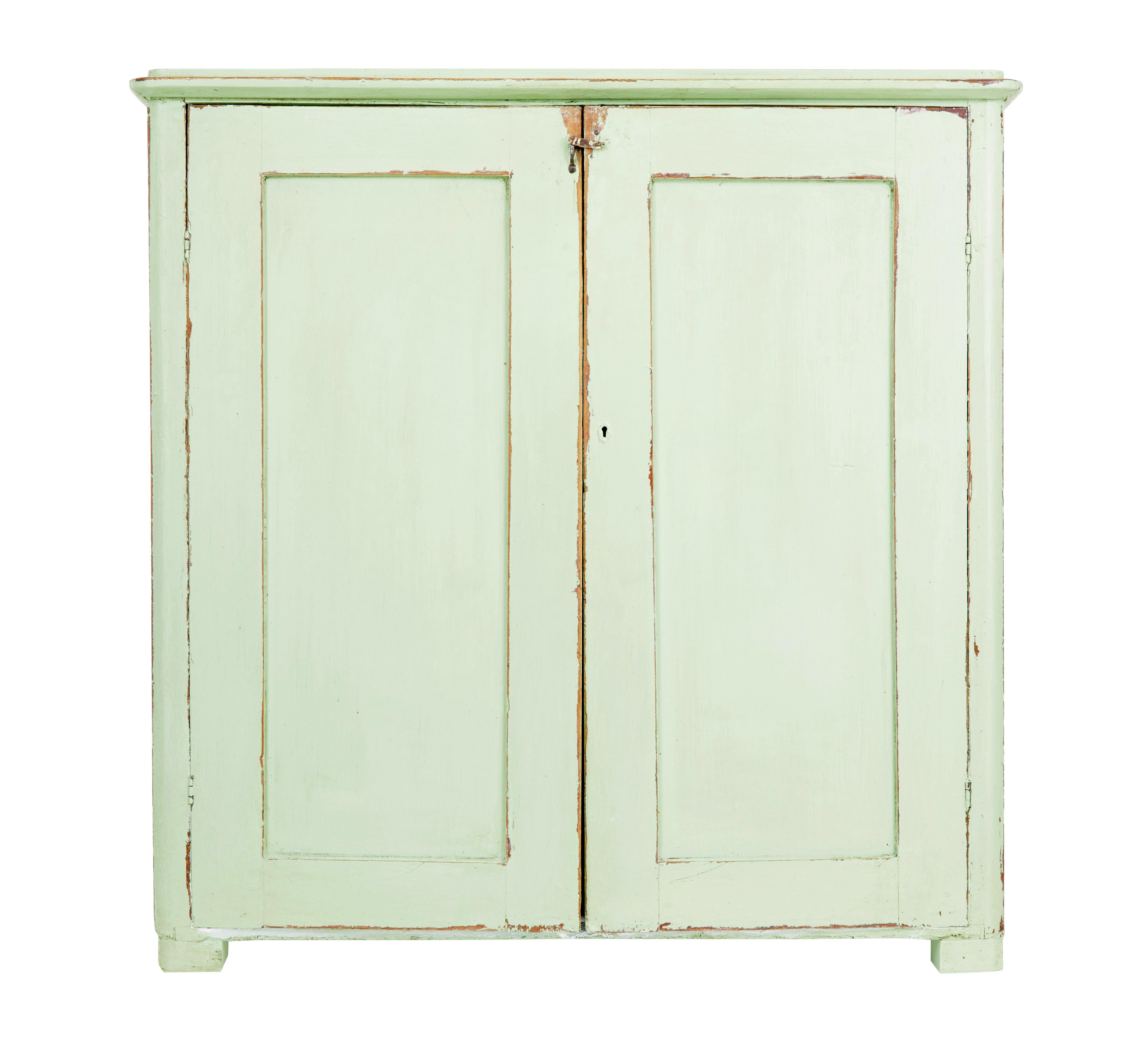 Armadio da cucina svedese rustico del 1850 circa.

Armadio tradizionale a due ante in pino che si apre su 4 ripiani dipinti di bianco.  C'è anche un cassetto libero.

Ideale per essere utilizzato in più stanze della casa, come la cucina o il
