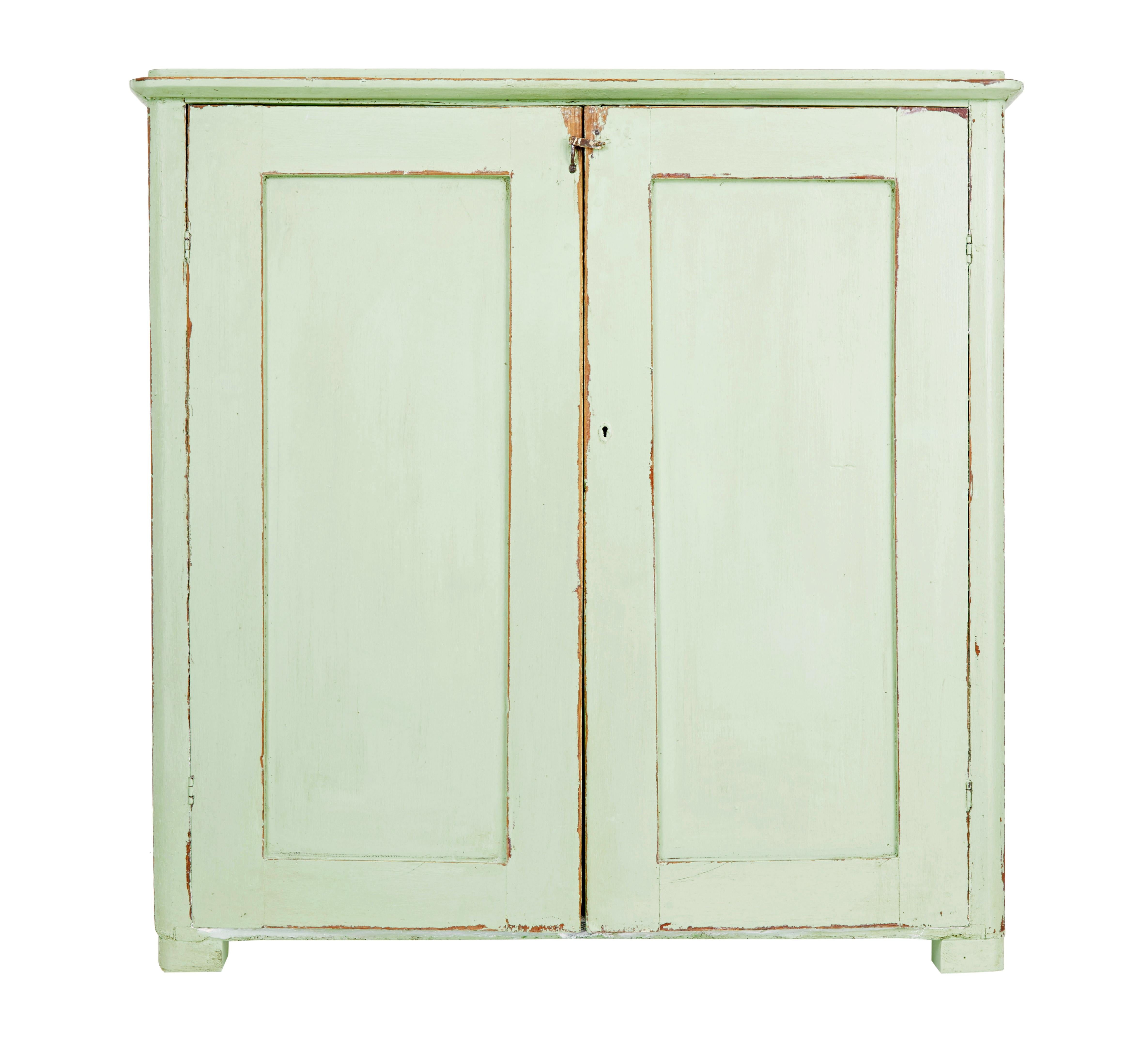 Armadio da cucina rustico svedese del 1850 circa.

Armadio tradizionale a due ante in pino che si apre su 4 ripiani dipinti di bianco.  C'è anche un cassetto libero.

Ideale per essere utilizzato in più stanze della casa, come la cucina o il