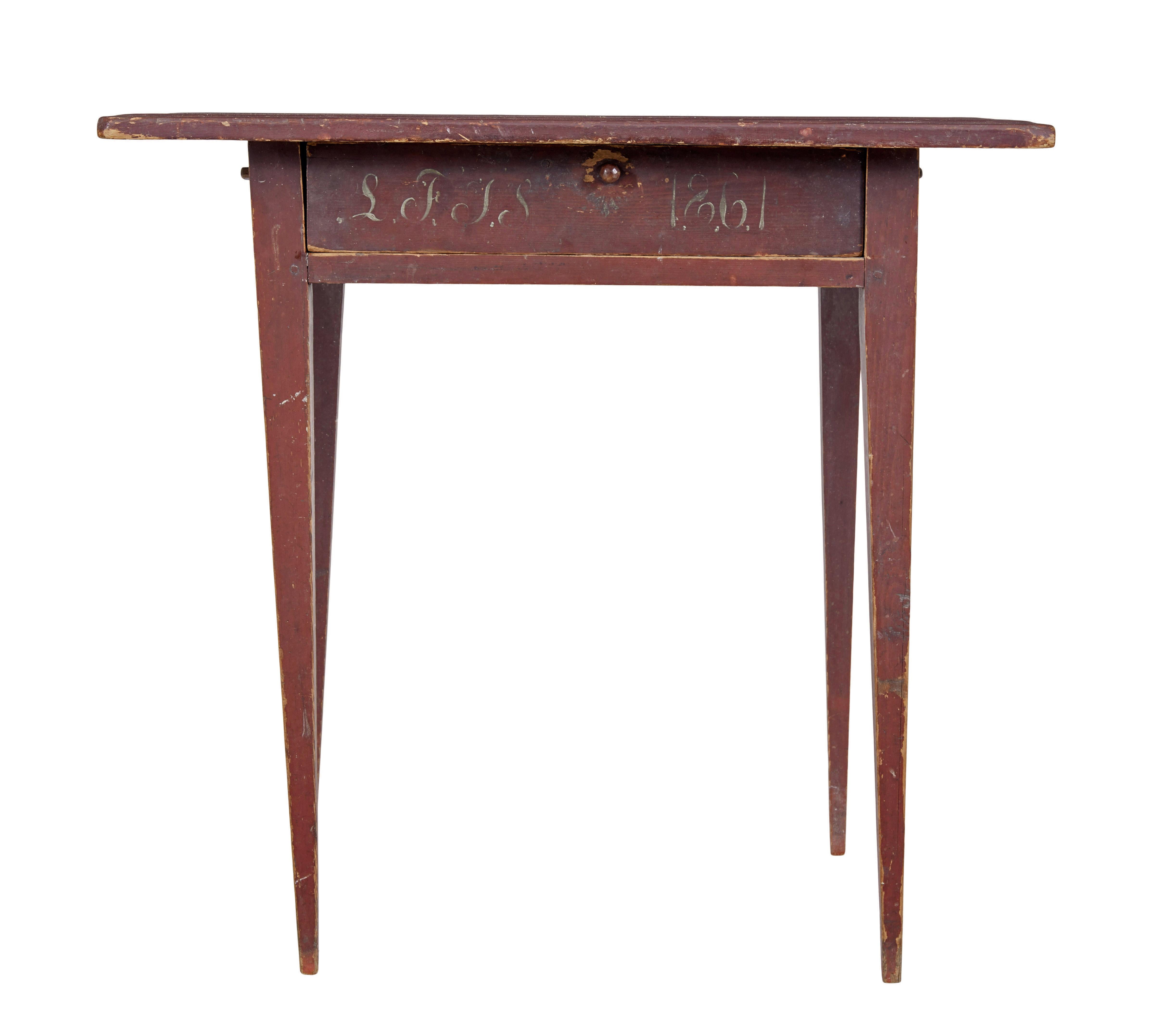 Tavolino svedese in pino dipinto rustico della metà del XIX secolo, circa 1861.

Un vero tavolo rustico tradizionale che abbiamo trovato durante i nostri viaggi in Svezia.  Siglata l.F.J.S e datata 1861 sul fronte del cassetto.

Piano rettangolare a