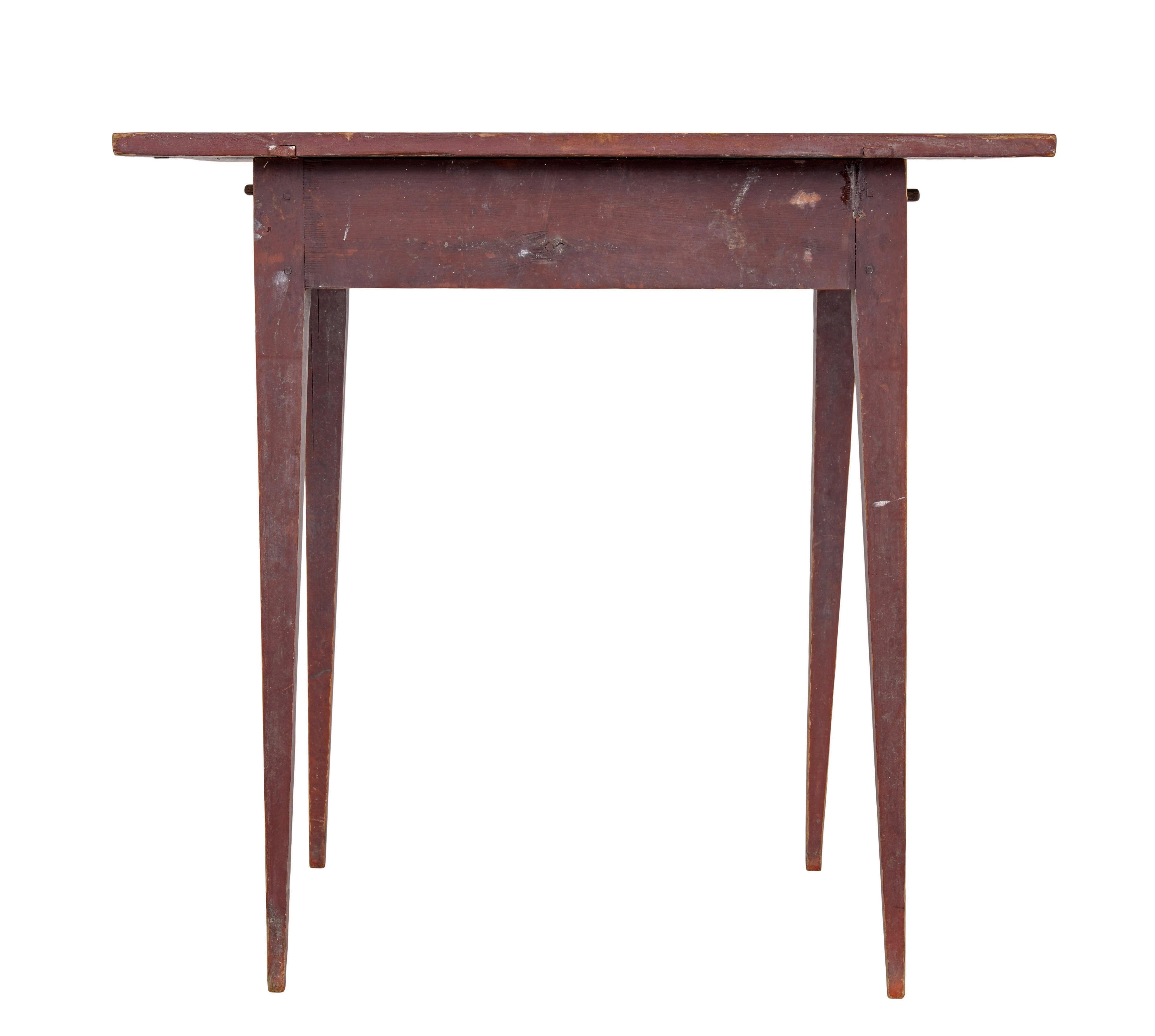 Svedese Tavolino svedese in pino dipinto rustico della metà del XIX secolo in vendita