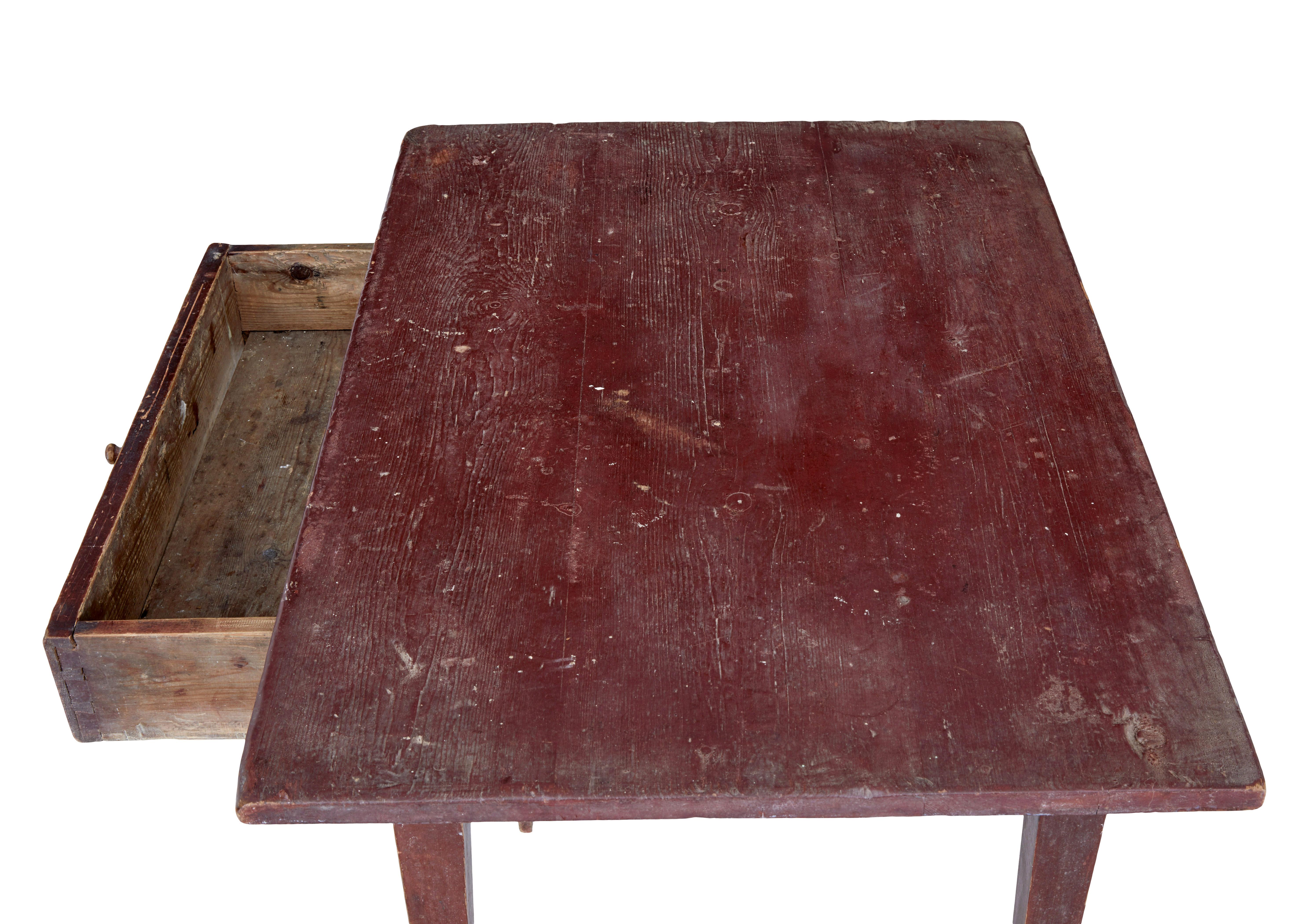 Pino Tavolino svedese in pino dipinto rustico della metà del XIX secolo in vendita