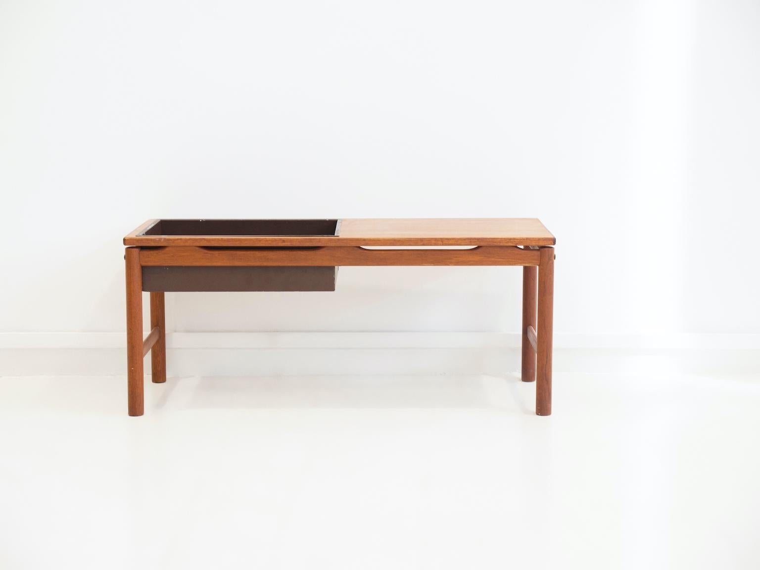 Table en bois de teck avec boîte en métal peinte en brun foncé pour les plantes. Fabriqué en Suède par HMB Rövik Furniture vers 1960.