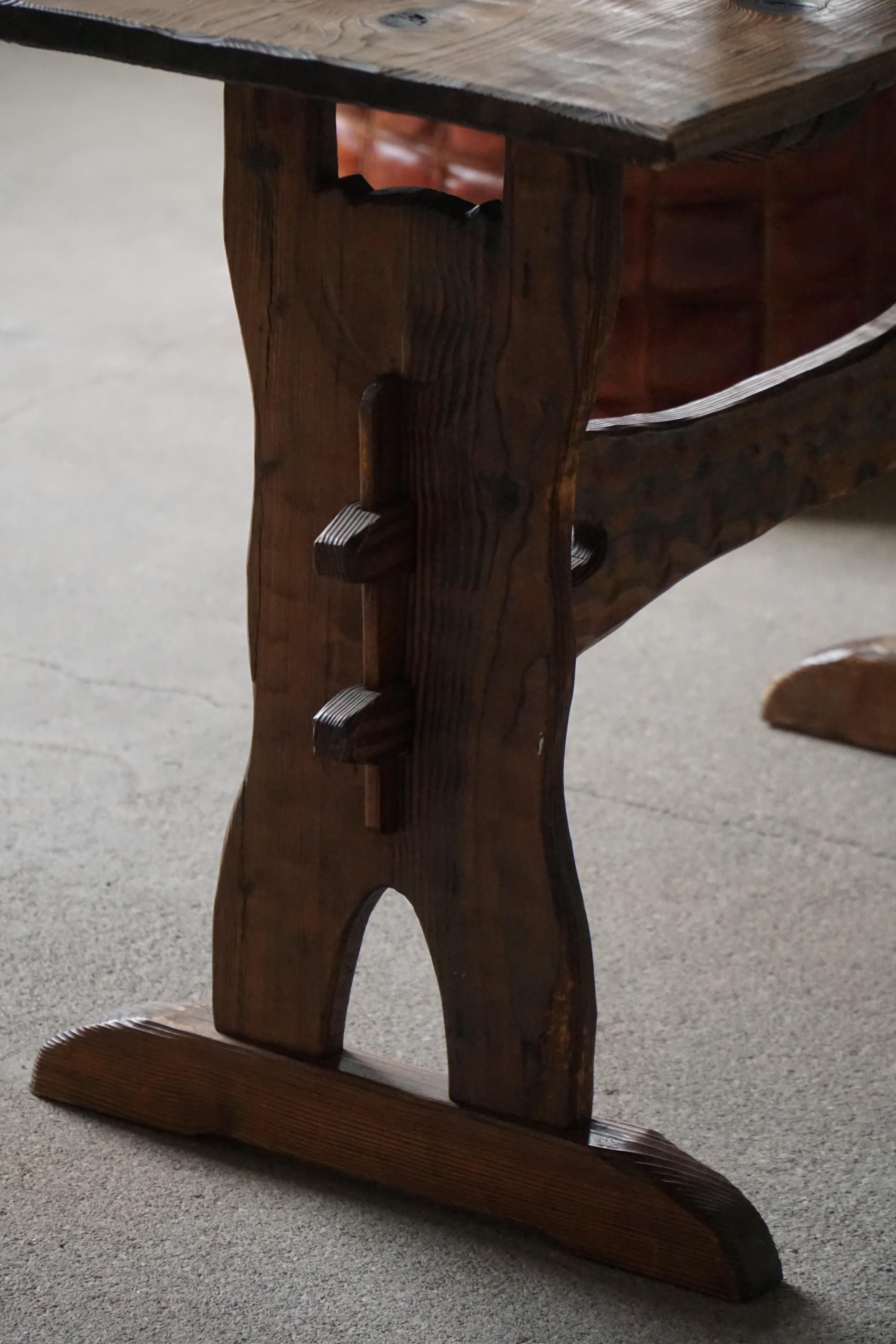 Table en pin rustique artisanale suédoise du milieu du 20e siècle, 