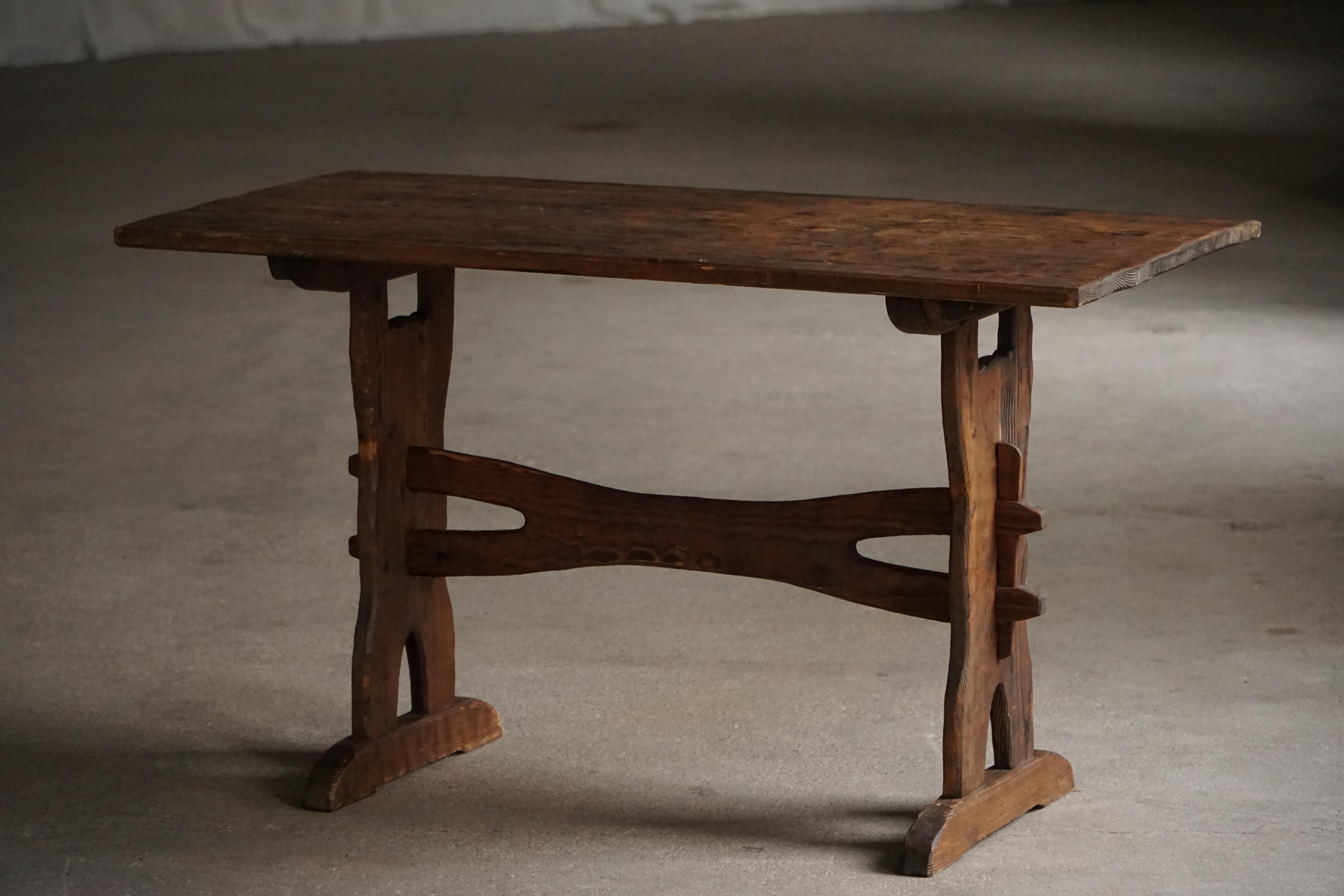 Table en pin rustique artisanale suédoise du milieu du 20e siècle, 