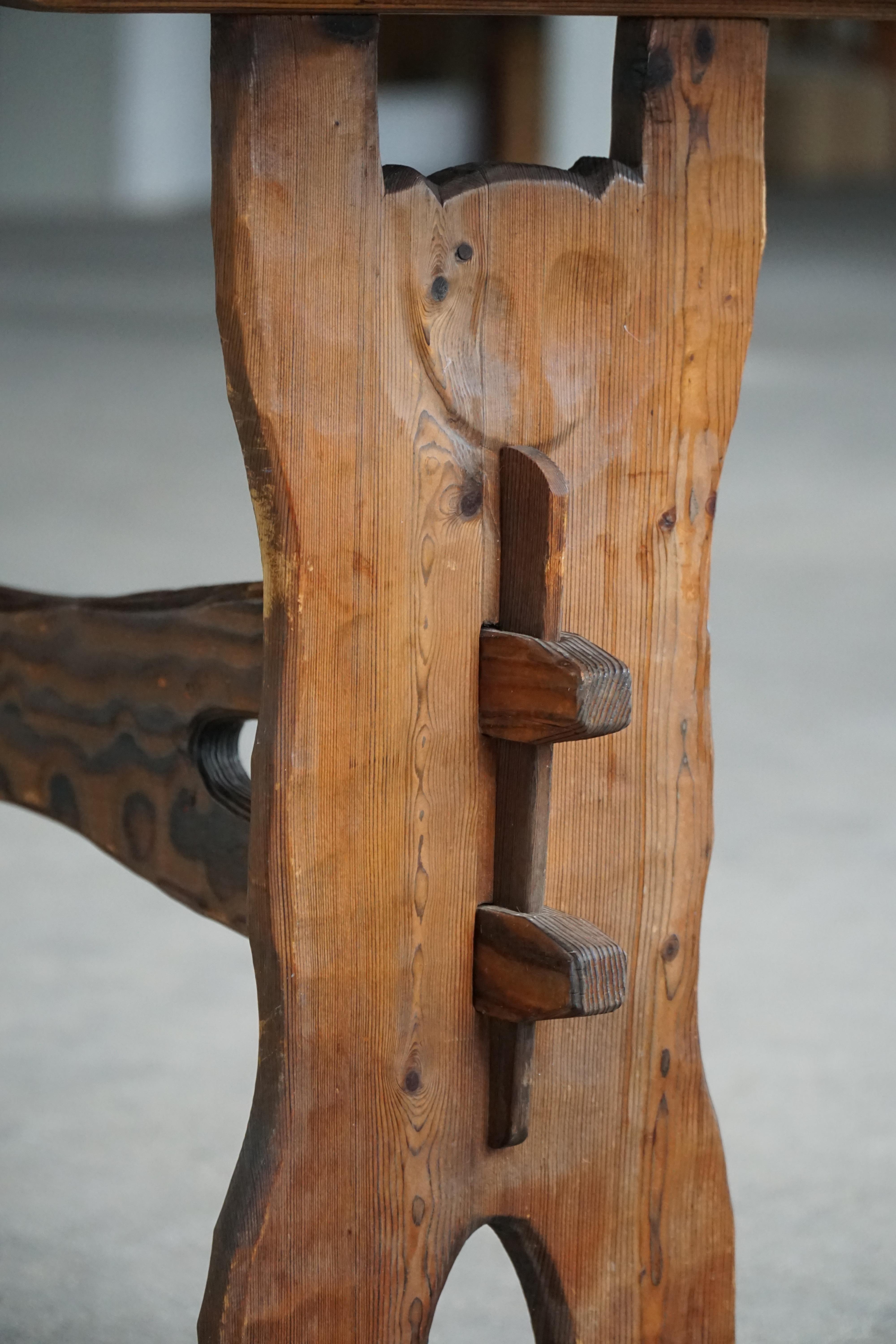 Table en pin rustique artisanale suédoise du milieu du 20e siècle, 