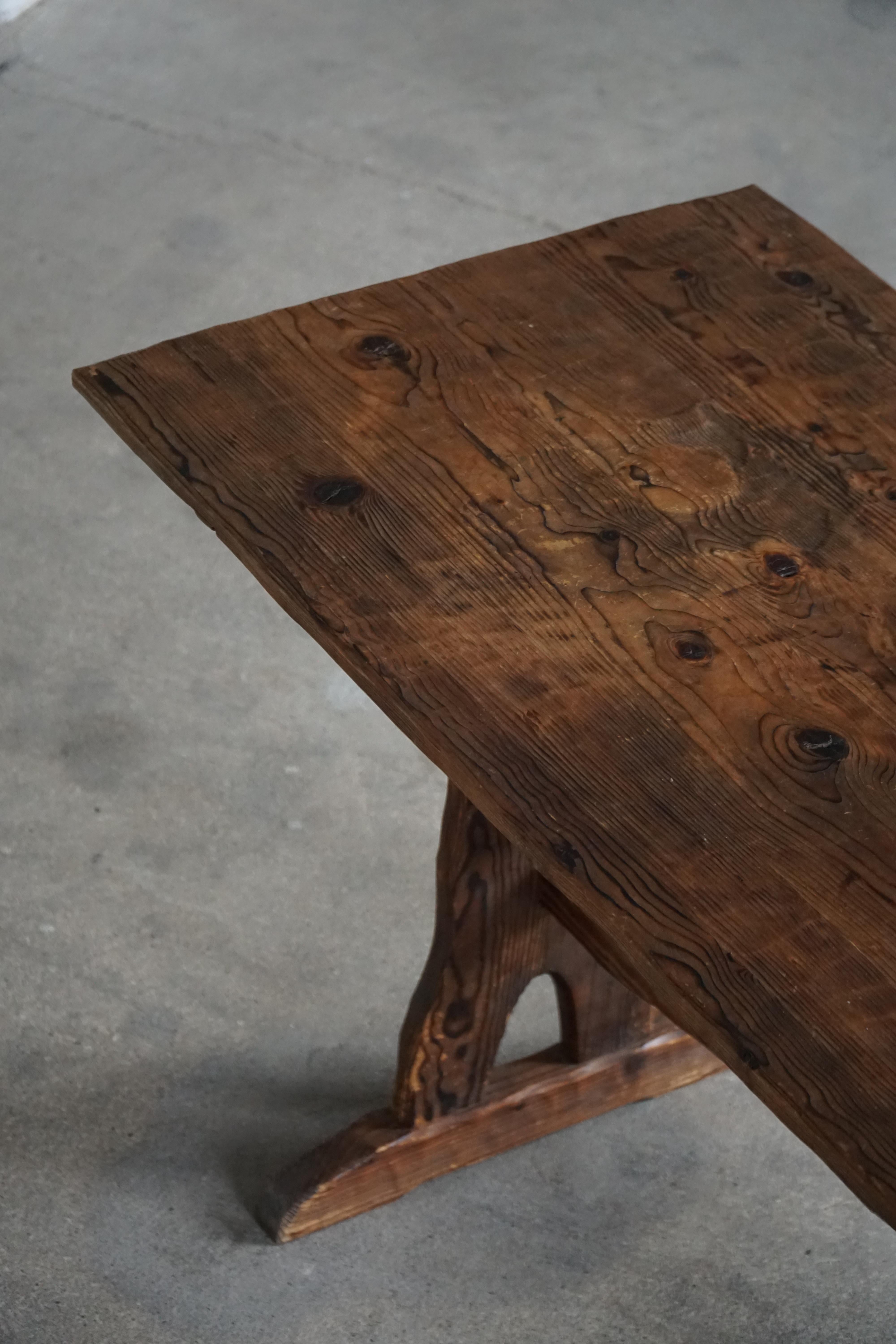 Table en pin rustique artisanale suédoise du milieu du 20e siècle, 