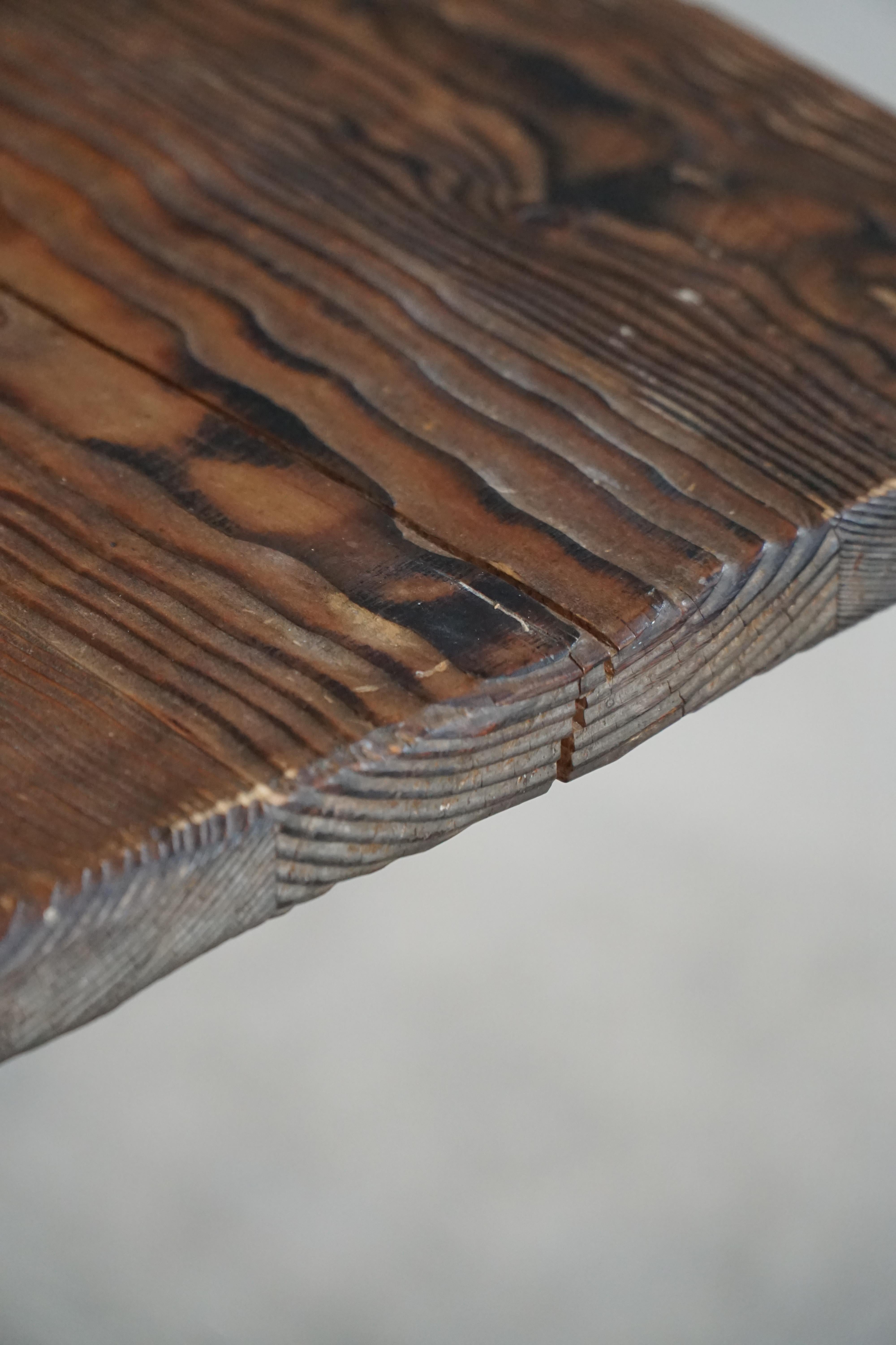 Table en pin rustique artisanale suédoise du milieu du 20e siècle, 