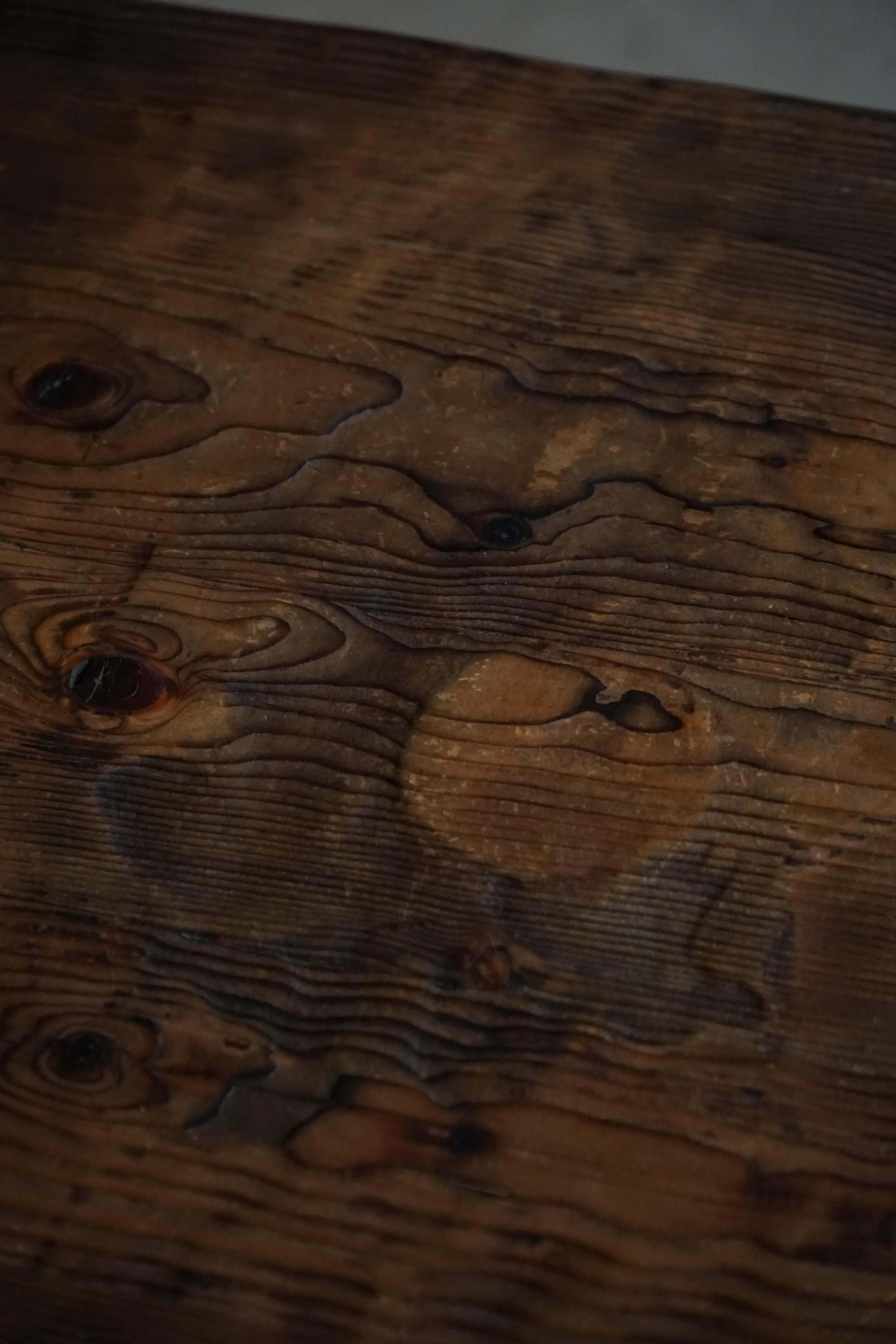 Table en pin rustique artisanale suédoise du milieu du 20e siècle, 