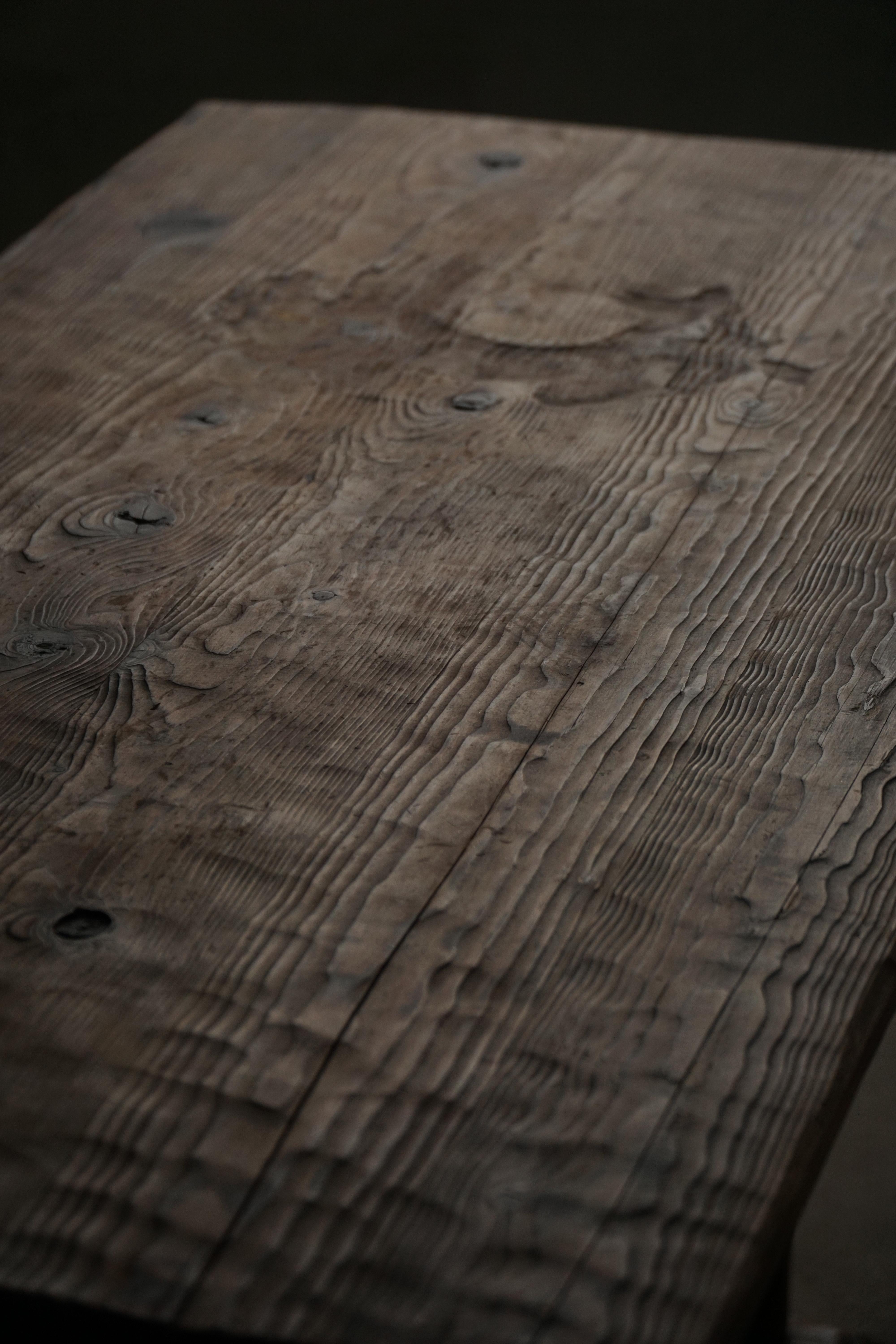 Table en pin rustique artisanale suédoise du milieu du 20e siècle, 