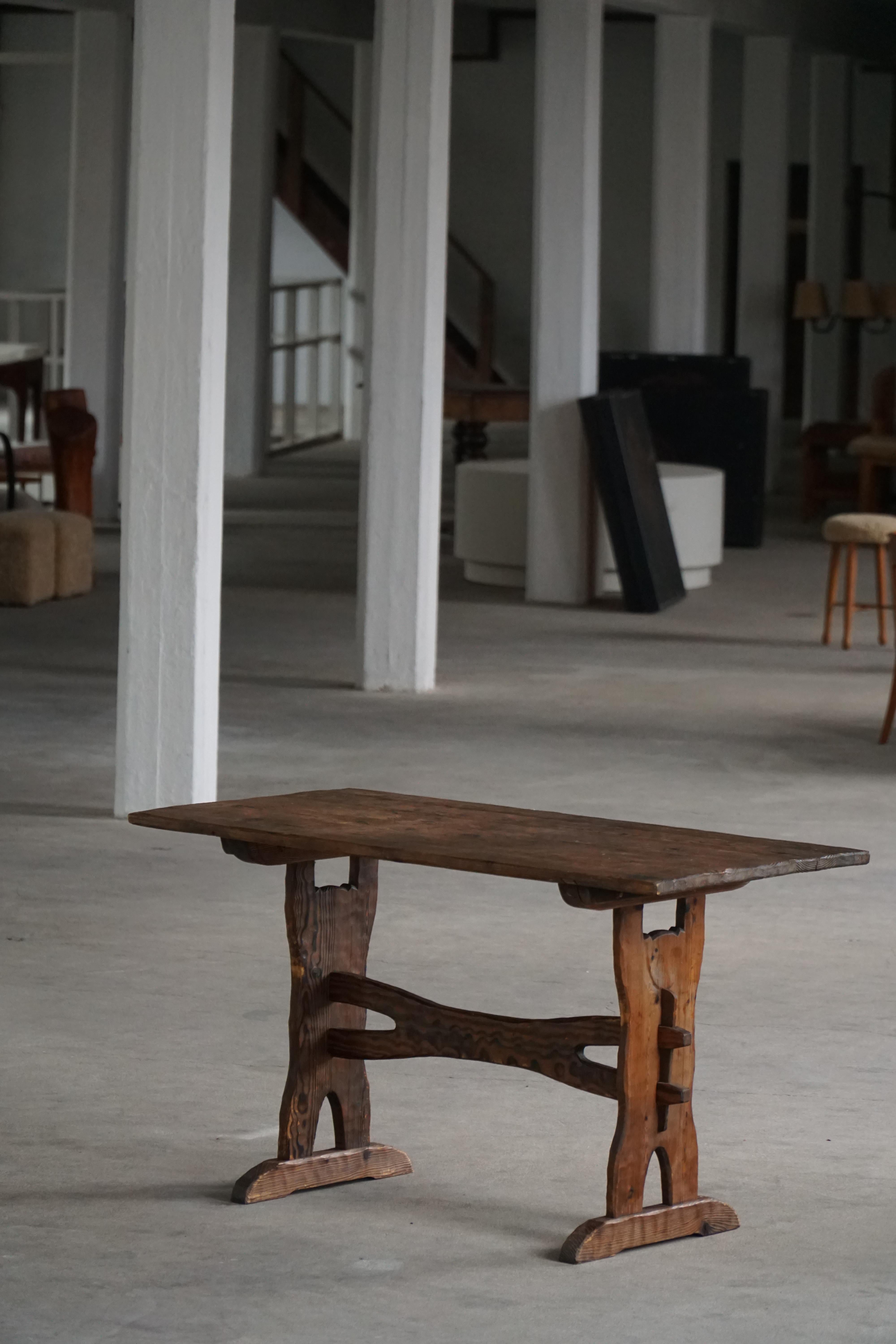 Suédois Table en pin rustique artisanale suédoise du milieu du 20e siècle, 
