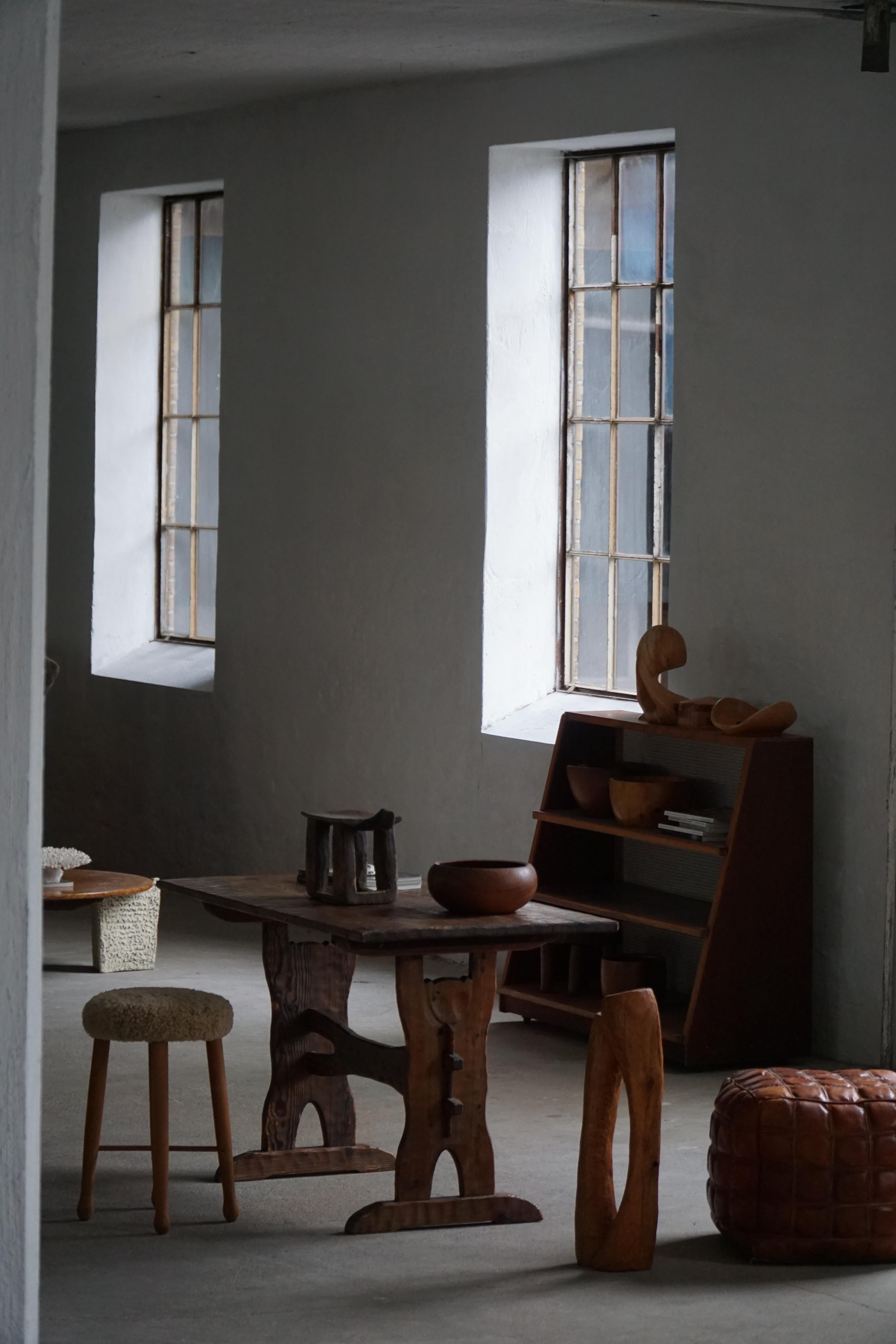 Fait main Table en pin rustique artisanale suédoise du milieu du 20e siècle, 